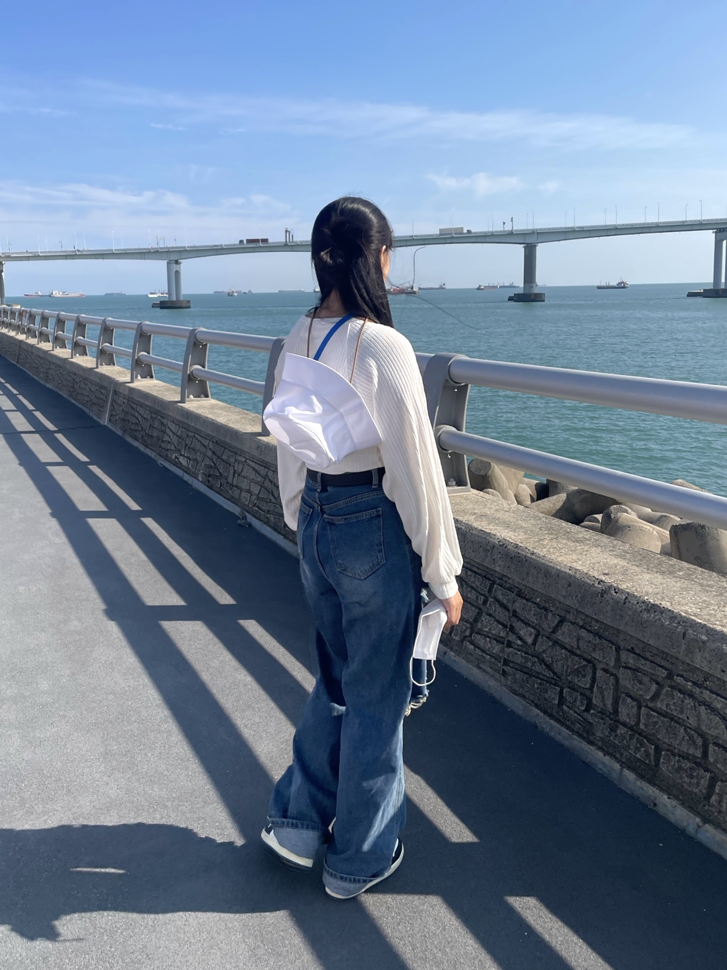 Jordan 1 x Travis Scott x Fragment Retro Low OG SP Military Blue, Jacquemus Le Chiquito Signature Leather Mini Handbag Blue 착용 스타일 - 2