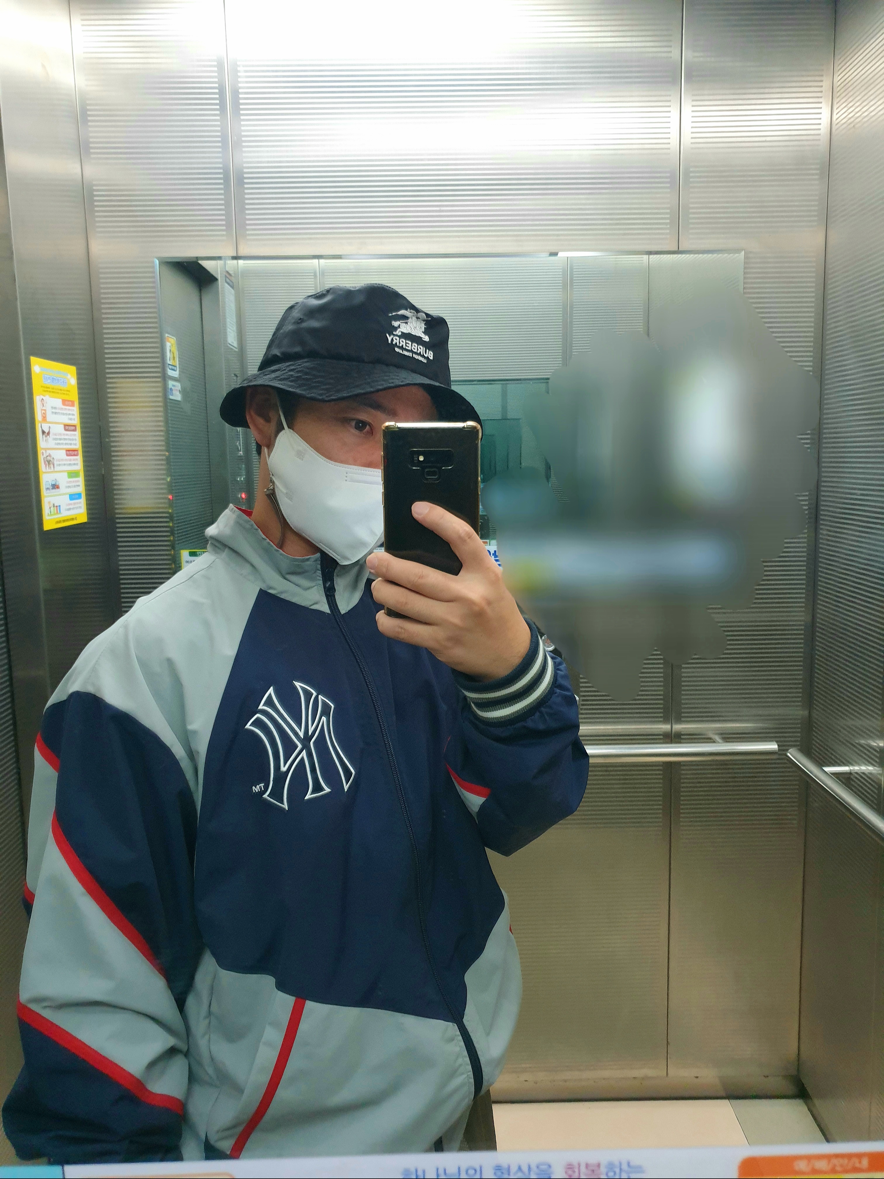 Supreme x New York Yankees Track Jacket Navy - 21FW, Supreme x Burberry Crusher Black - 22SS 착용 스타일