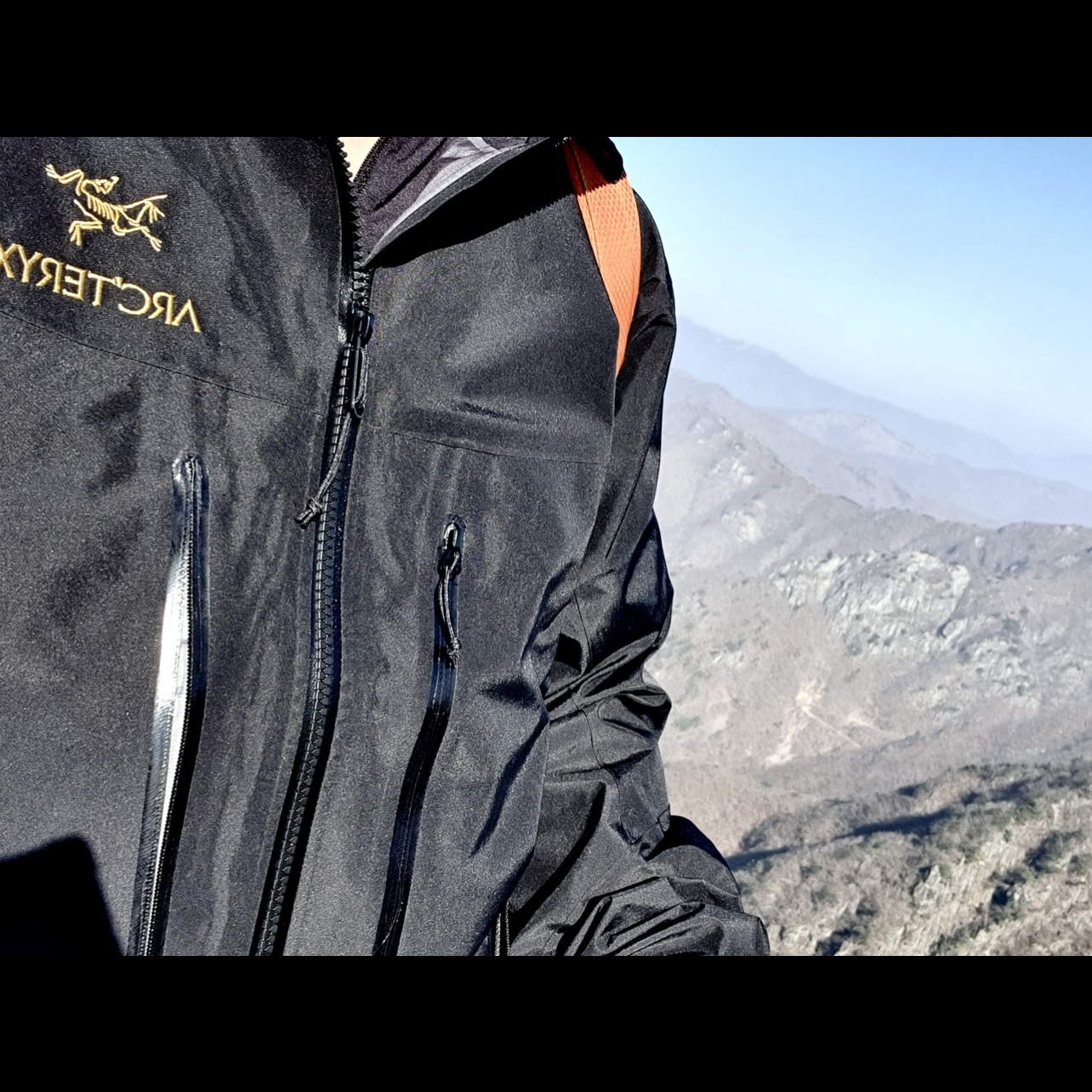 Arc'teryx Alpha SV Jacket 24K Black 착용 스타일
