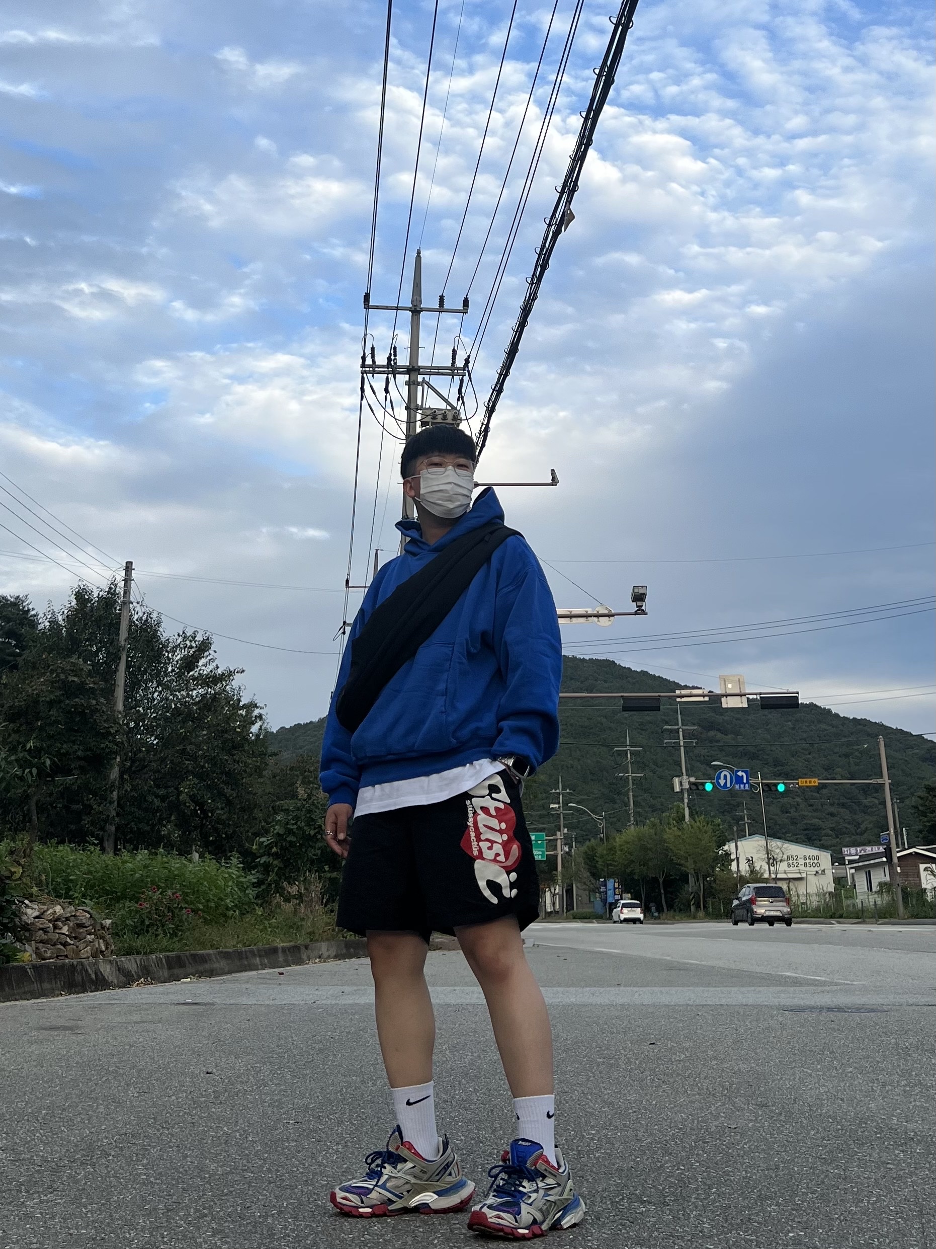 Balenciaga Track.2 Sneakers Blue Red 2019, Yeezy Gap Engineered By Balenciaga Snake Bag Black 착용 스타일 - 1