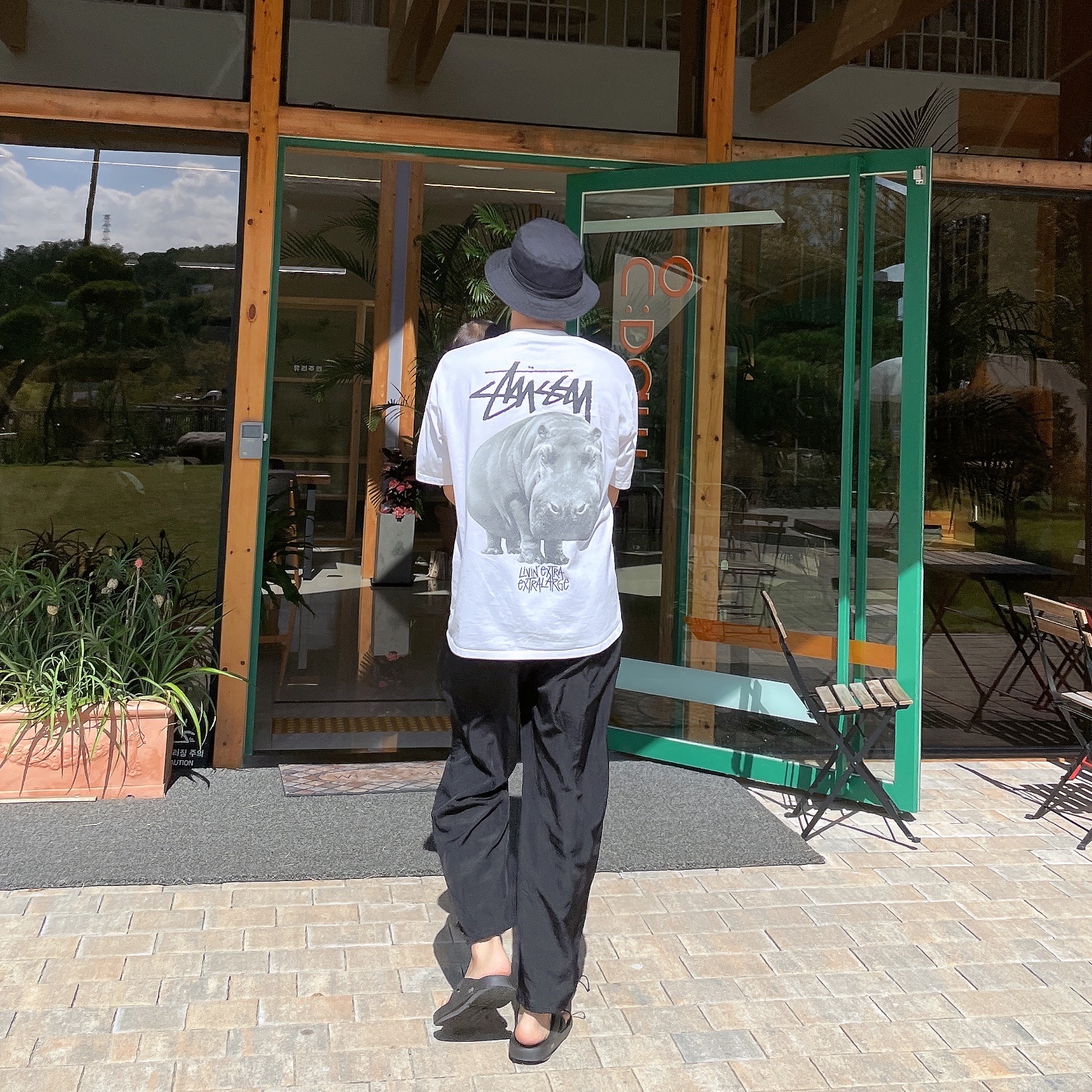 Stussy Livin' Large T-Shirt White, Oofos OOriginal Black 착용 스타일