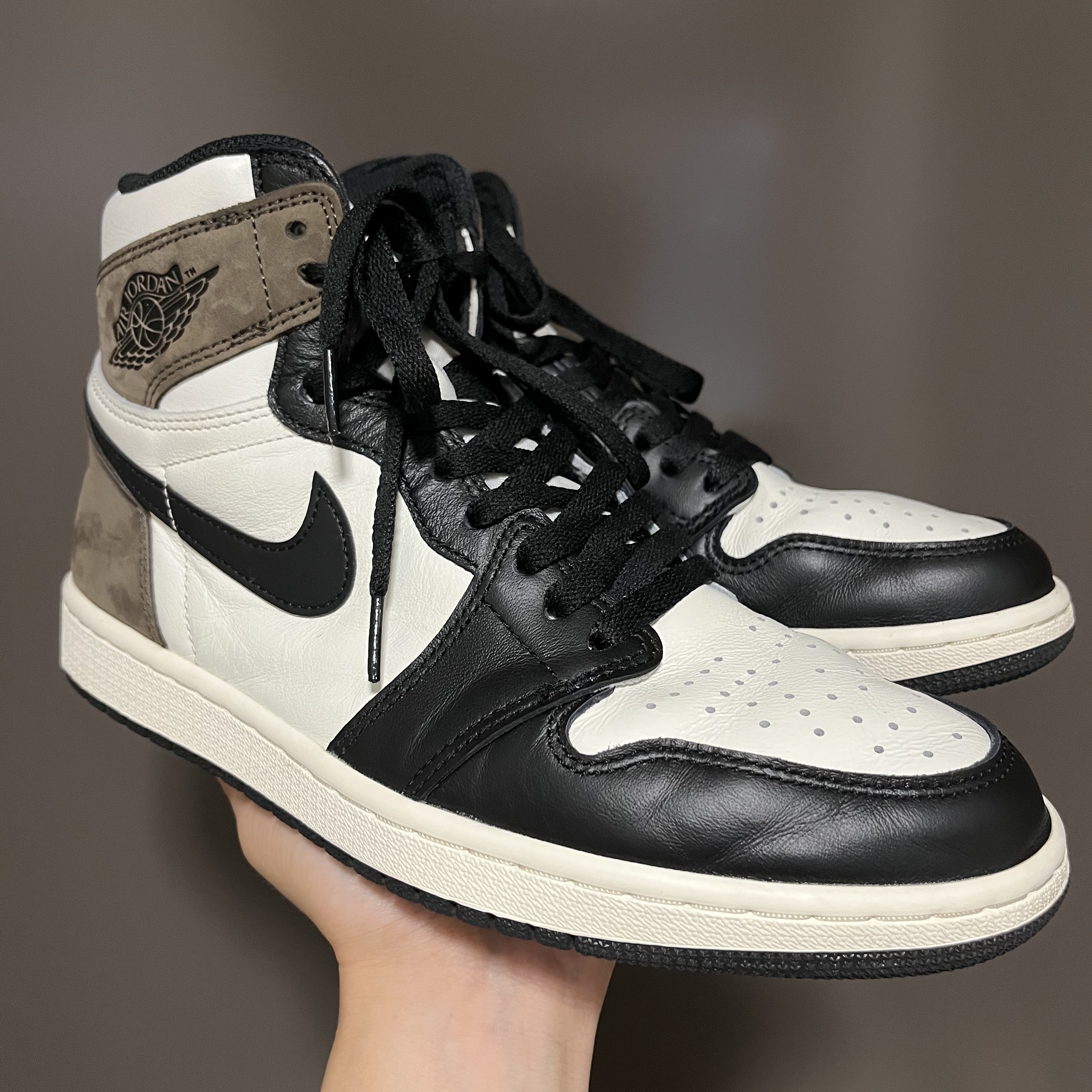 Jordan 1 Retro High OG Black Mocha 착용 스타일 - 1
