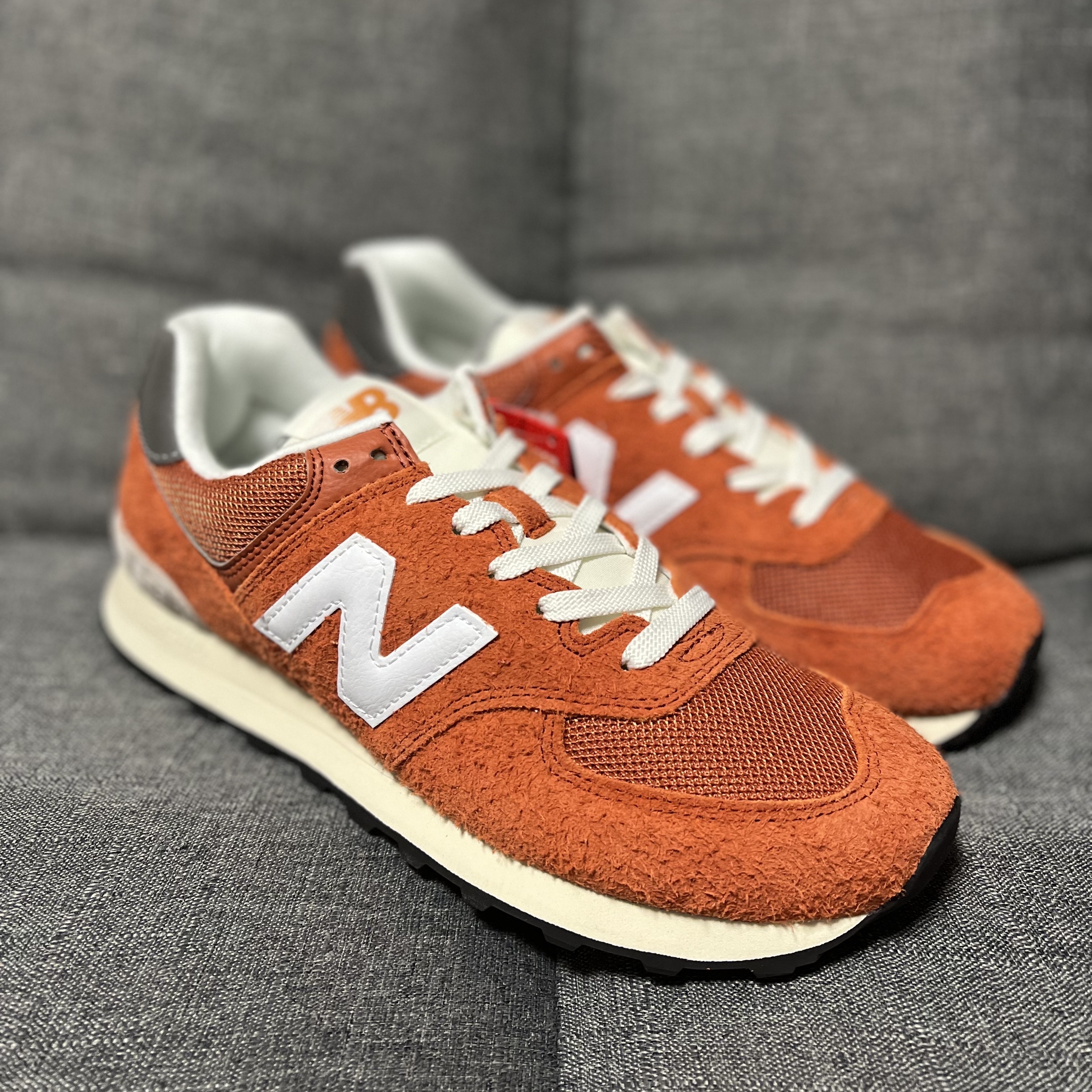 New Balance 574 Heritage Orange Burst White 착용 스타일