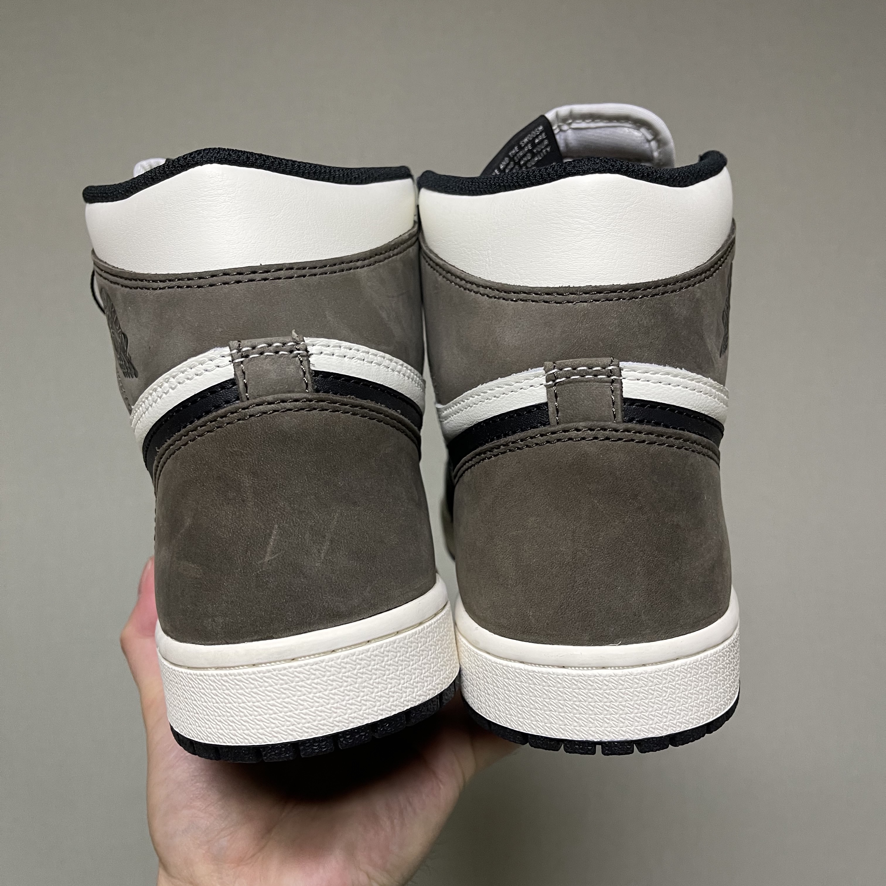 Jordan 1 Retro High OG Black Mocha 착용 스타일 - 5