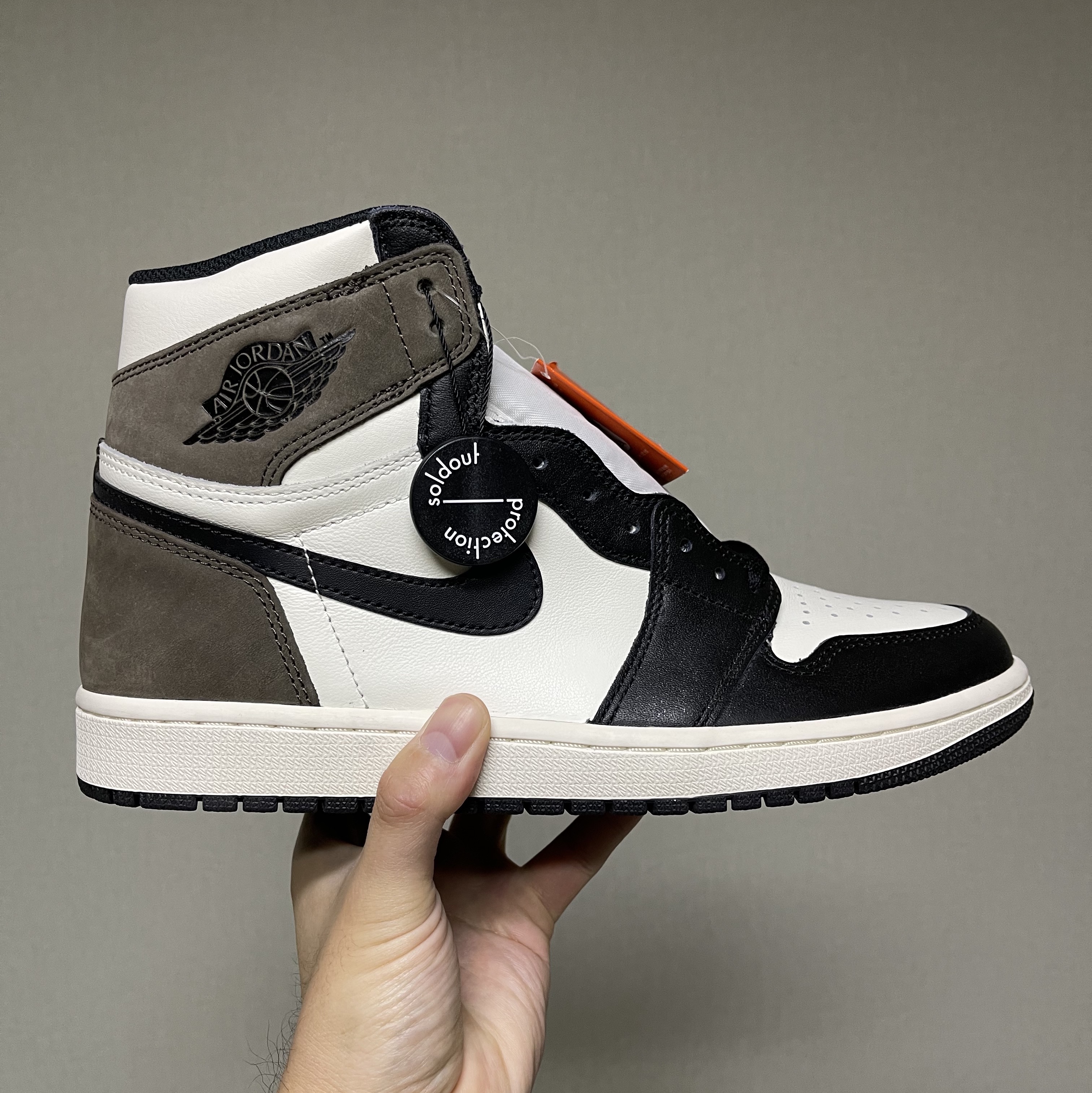Jordan 1 Retro High OG Black Mocha 착용 스타일 - 2