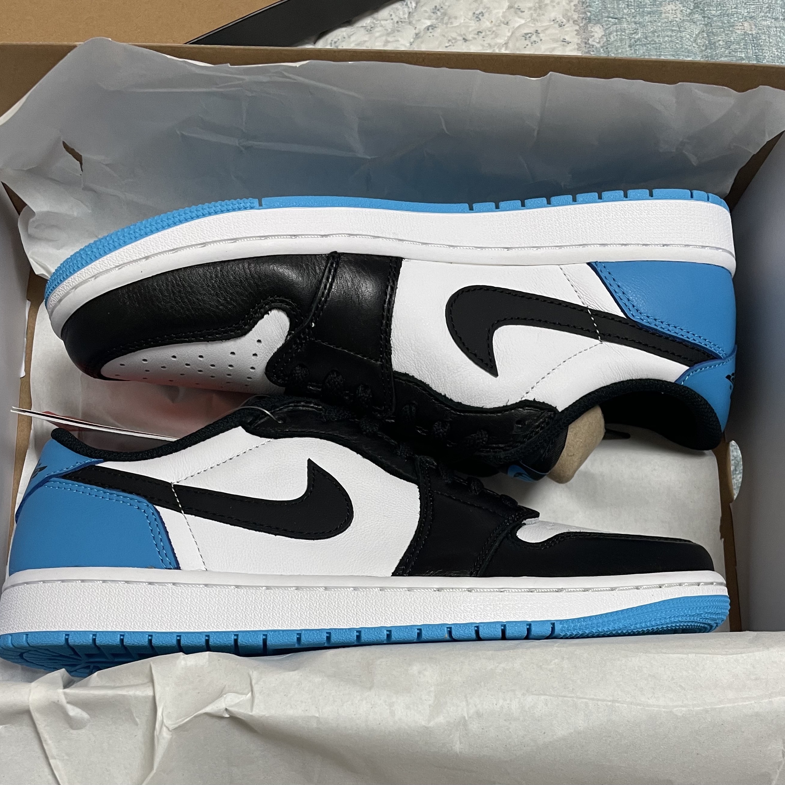 Jordan 1 Retro Low OG Black and Dark Powder Blue 착용 스타일