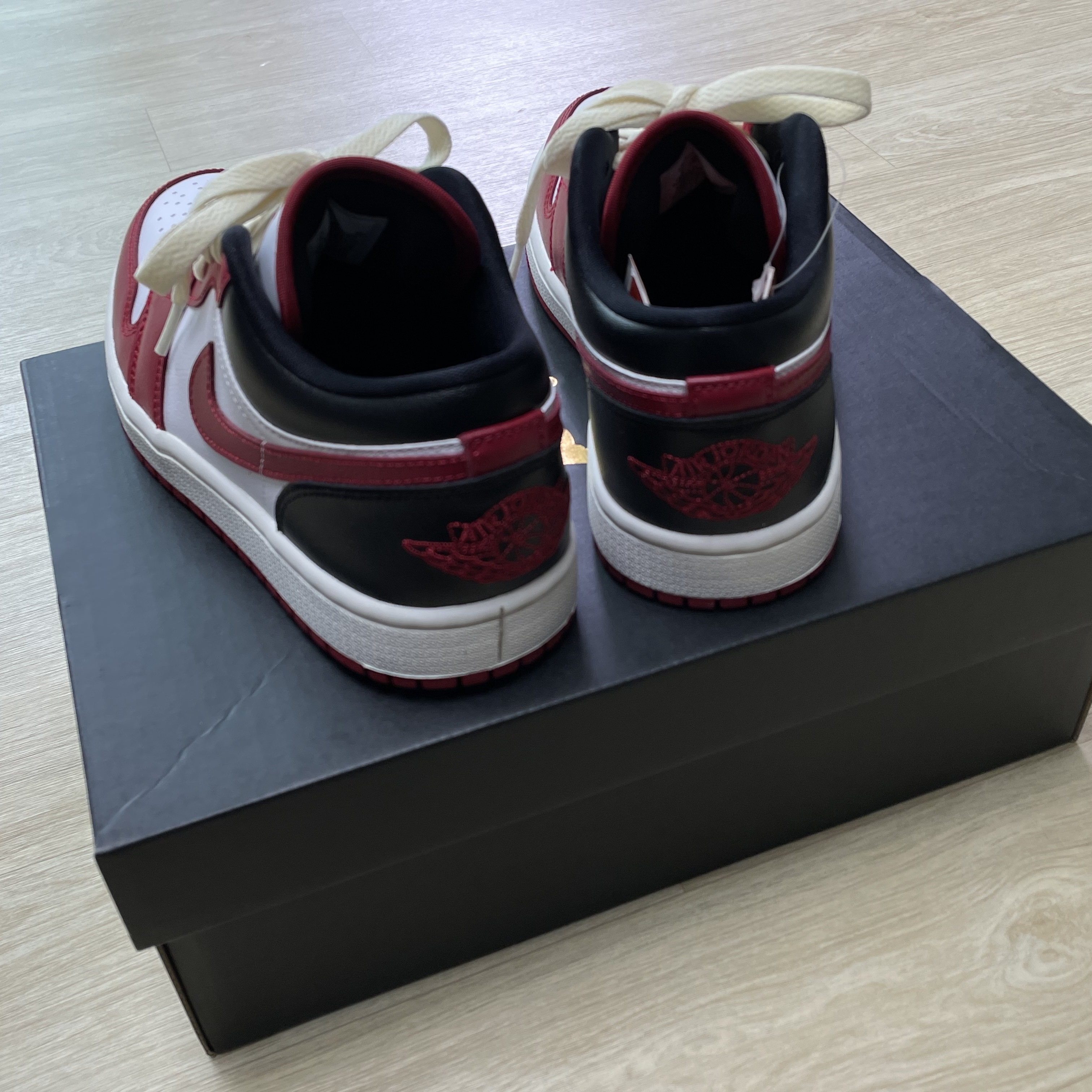 (W) Jordan 1 Low White Gym Red, Jordan 1 Low White Gym Red Black 착용 스타일 - 2