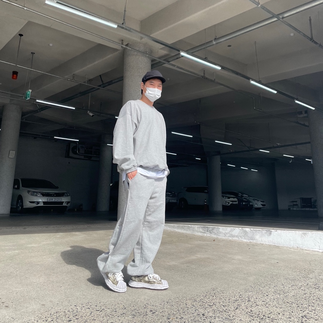 Maison Mihara Yasuhiro Blakey OG Sole Brushed Patent Low-top Sneakers White 착용 스타일 - 1