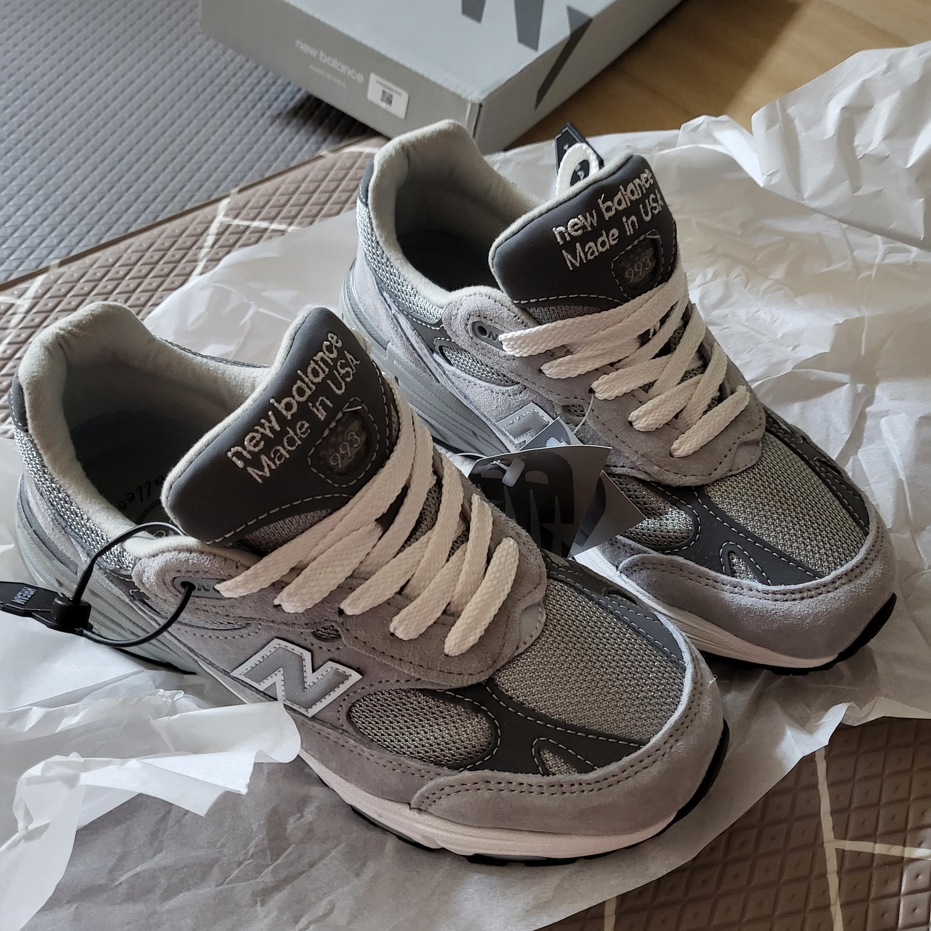 (W) New Balance 993 Made in USA Grey - B Standard 착용 스타일
