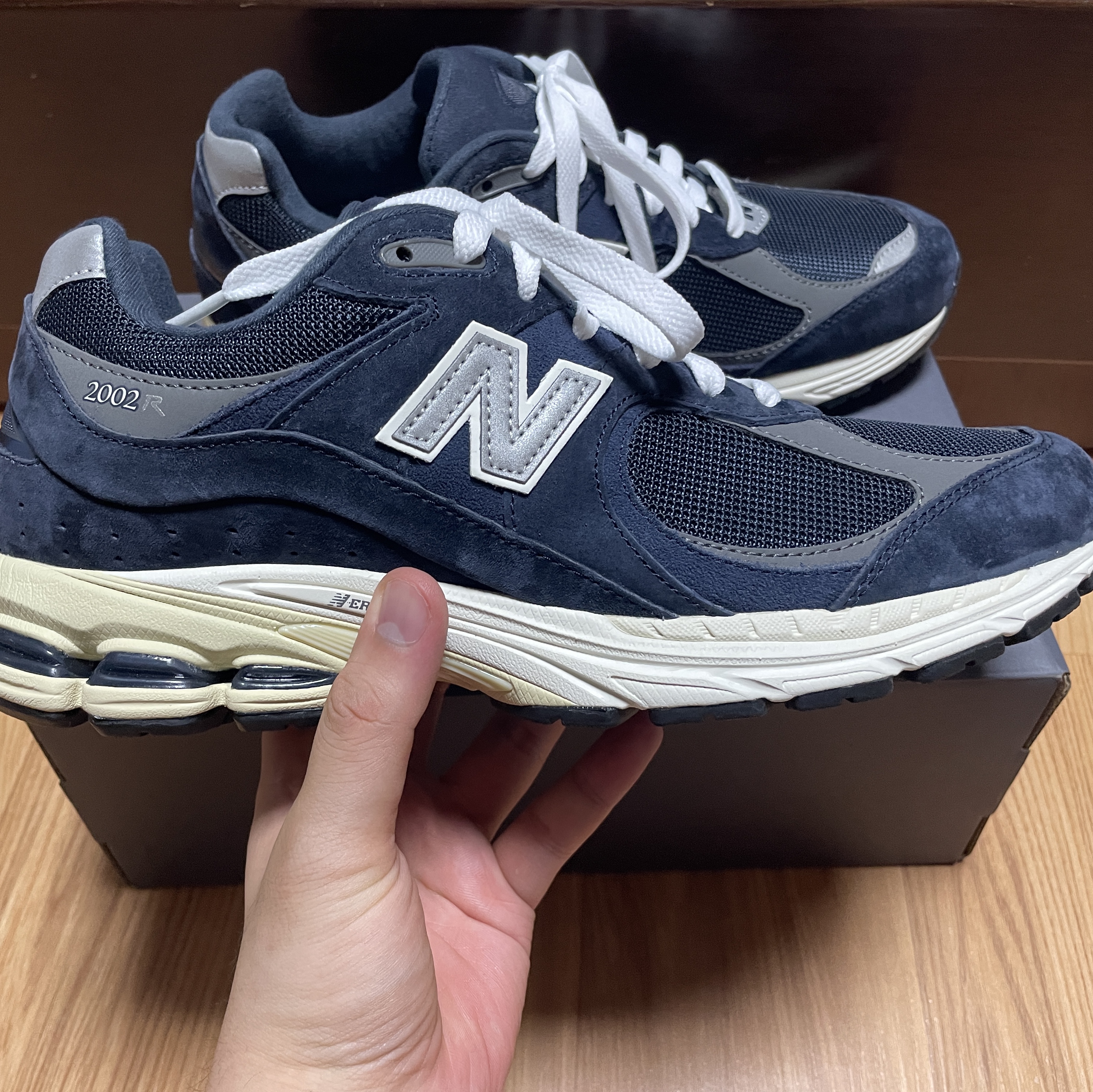 New Balance 2002R Eclipse Castlerock 착용 스타일 - 2