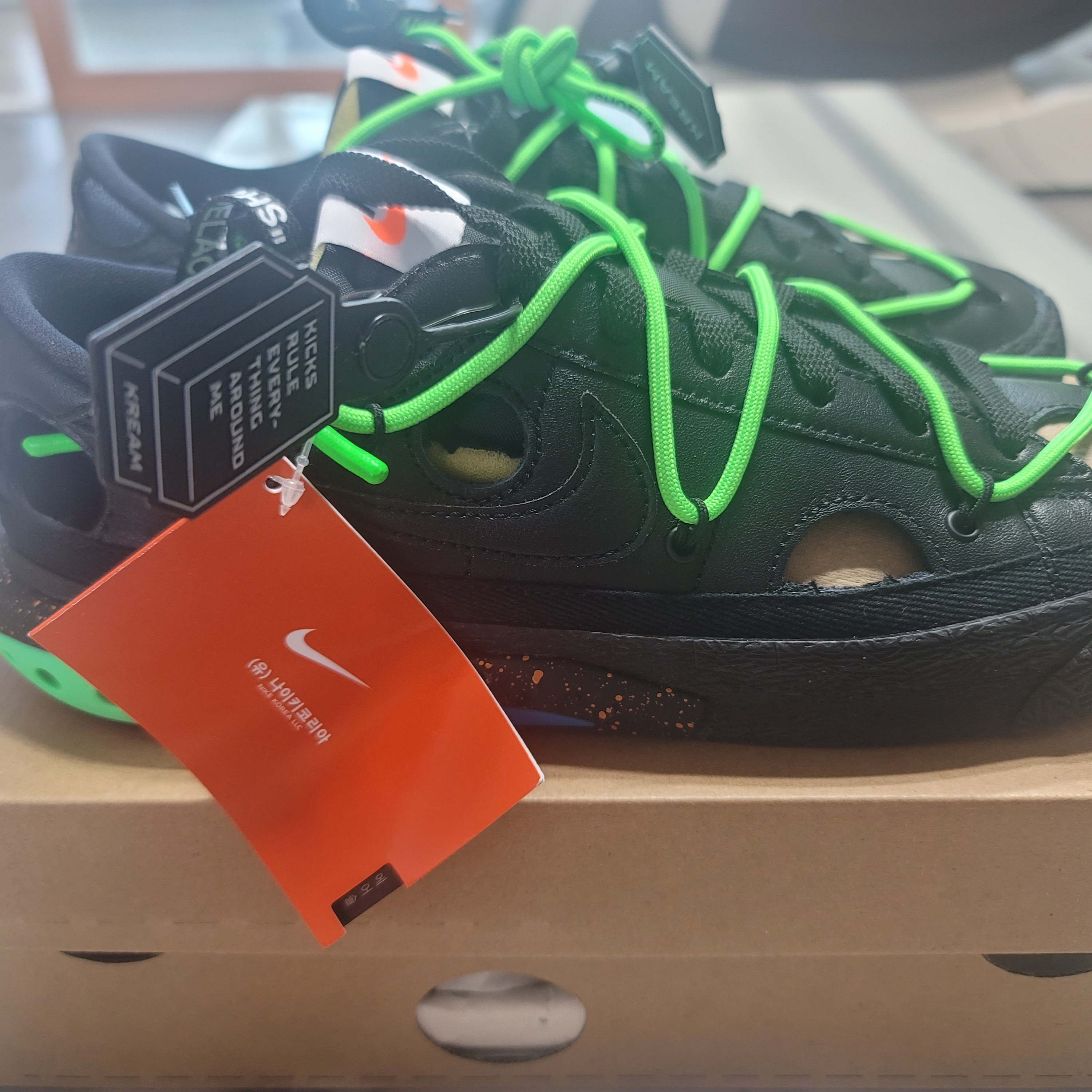 Nike x Off-White Blazer Low '77 Black and Electro Green 착용 스타일 - 2