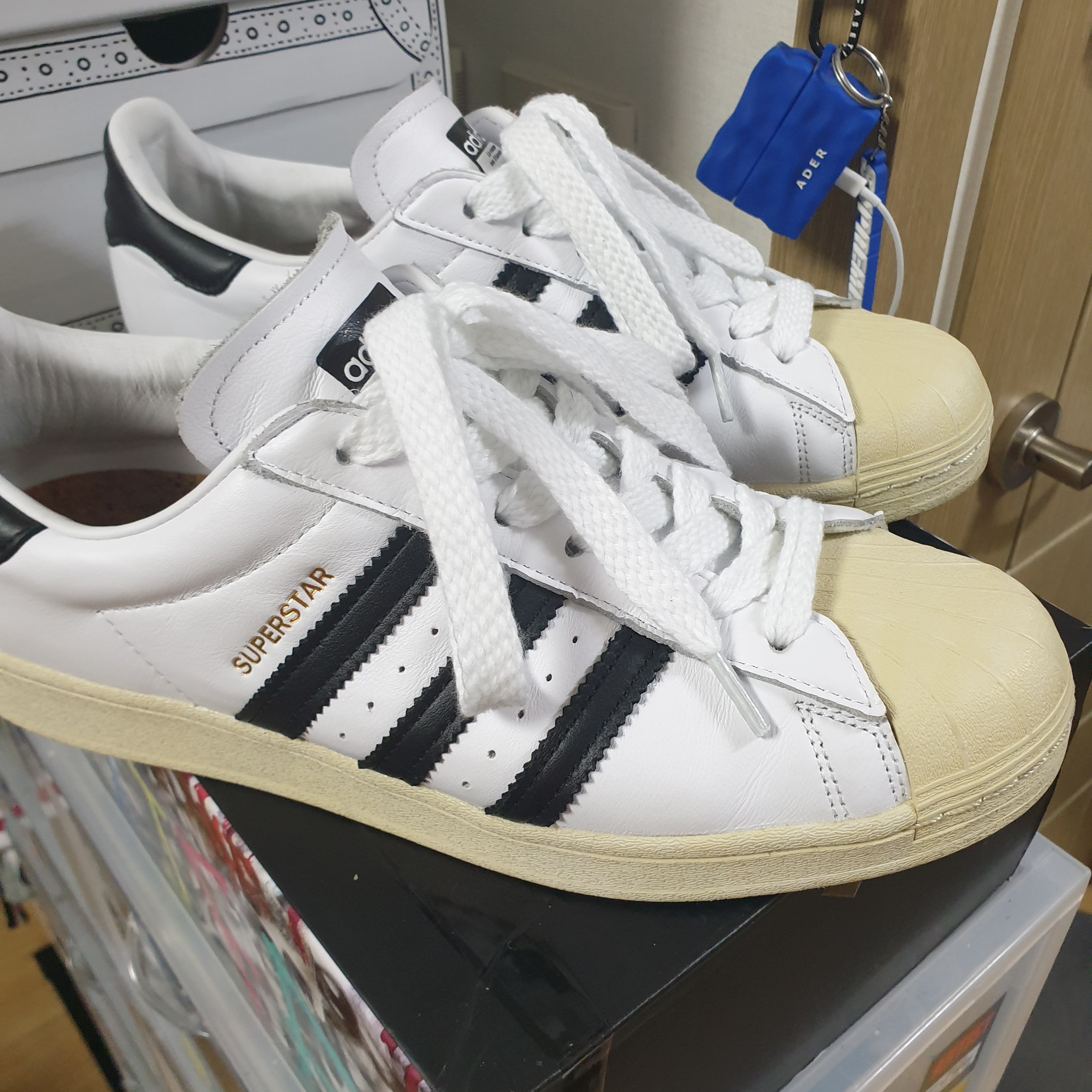 Adidas Superstar Premium Black White, Adidas Superstar Premium White Black 착용 스타일 - 4