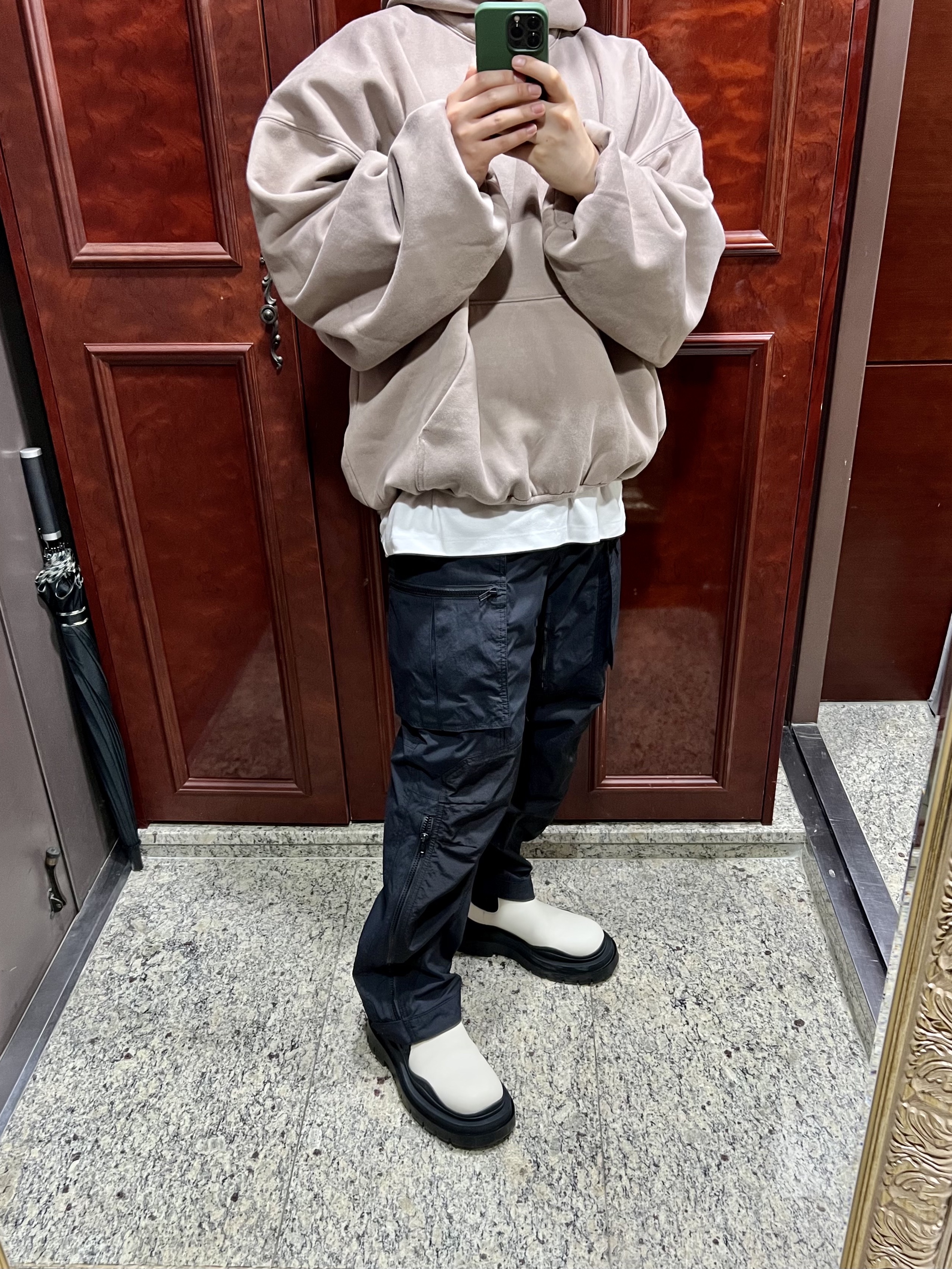 Yeezy Gap Engineered By Balenciaga Dove Hoodie Beige, Bottega Veneta Tire Cropped Chelsea Boots Black 착용 스타일 - 1