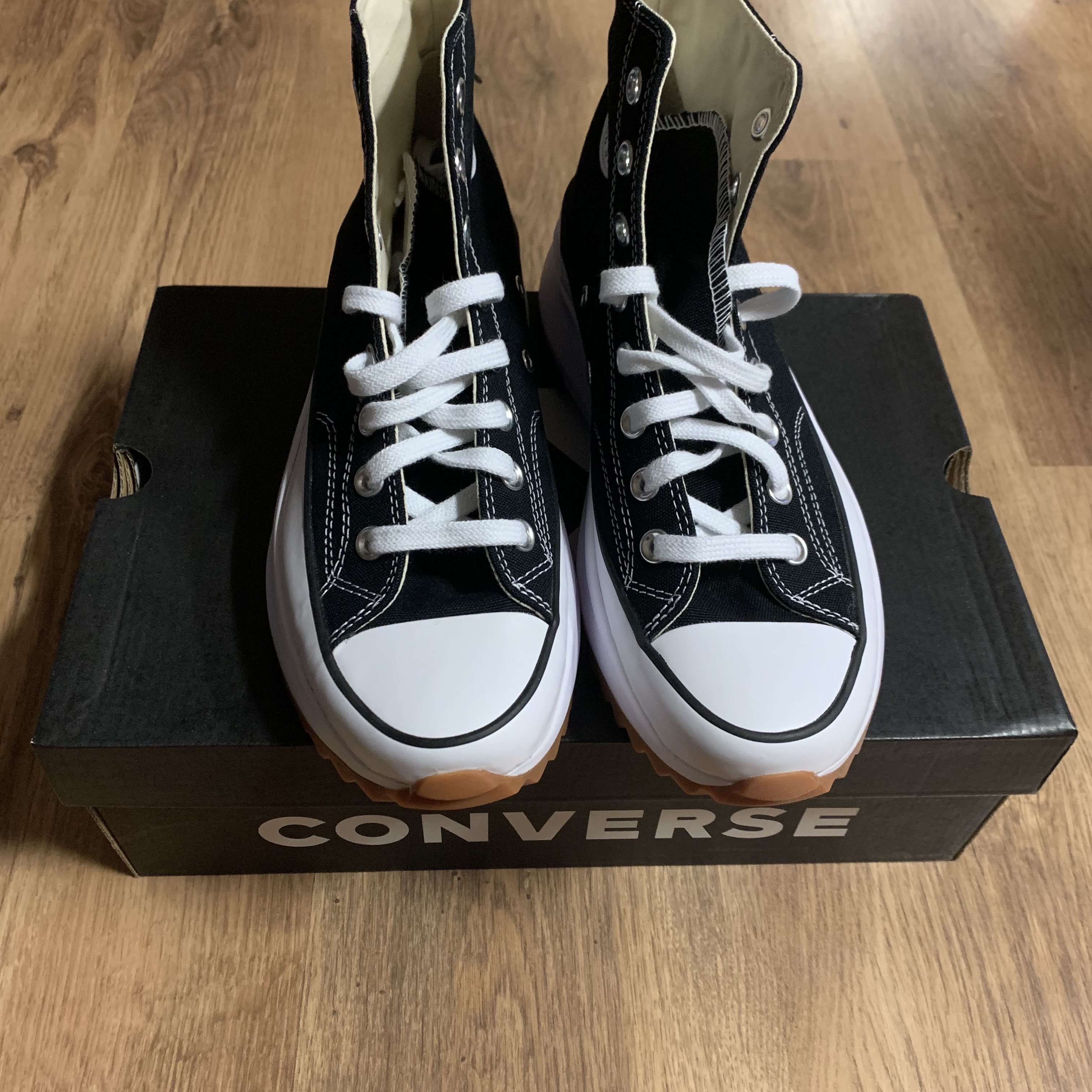 Converse Run Star Hike Hi Black White Gum 착용 스타일 - 1