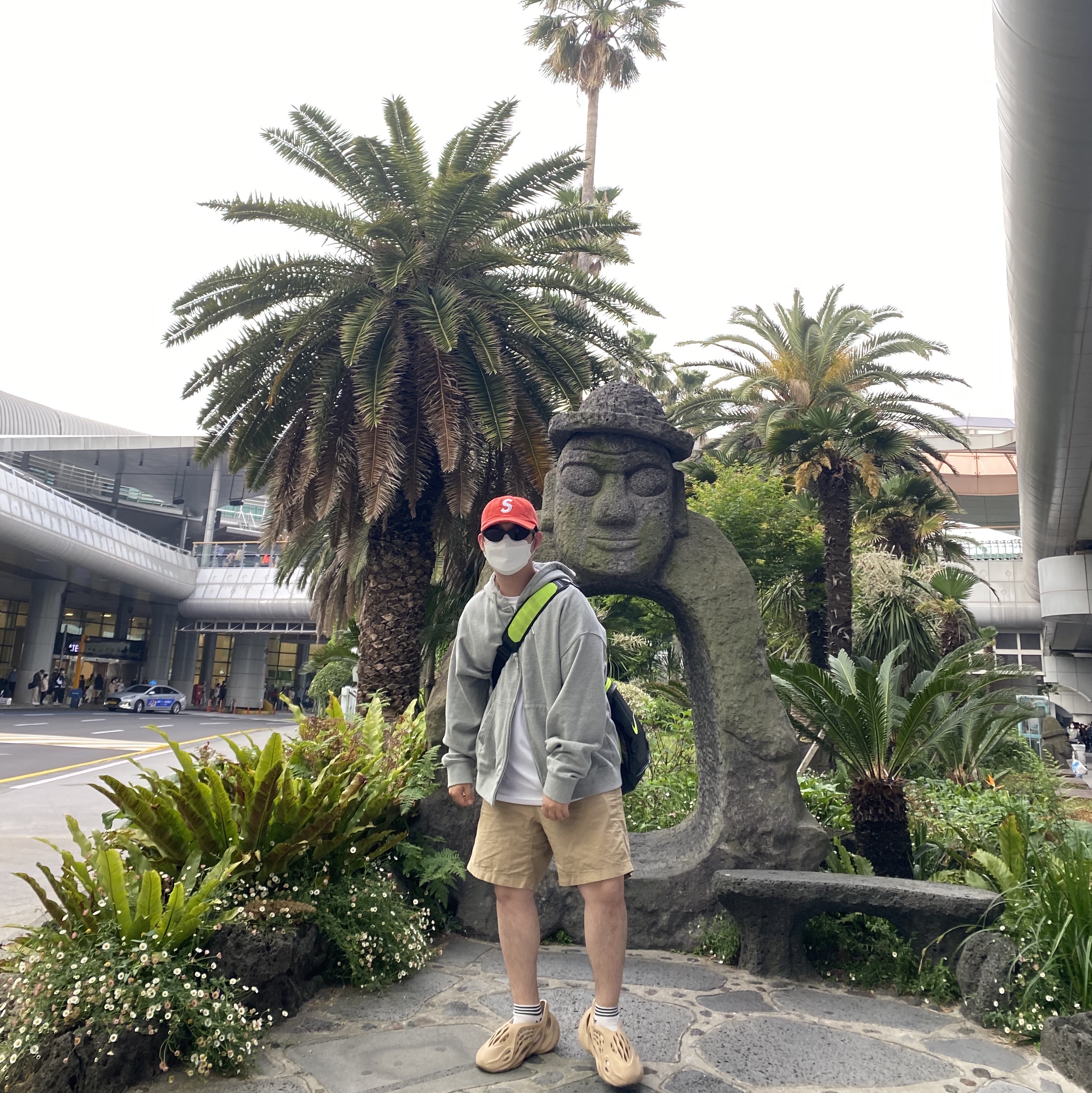 Crocs x Beams Classic All Terrain MA-1 Jacket Clog Olive, Uniqlo x Marni Wide Fit Boxy Short Pants Olive 착용 스타일 - 3