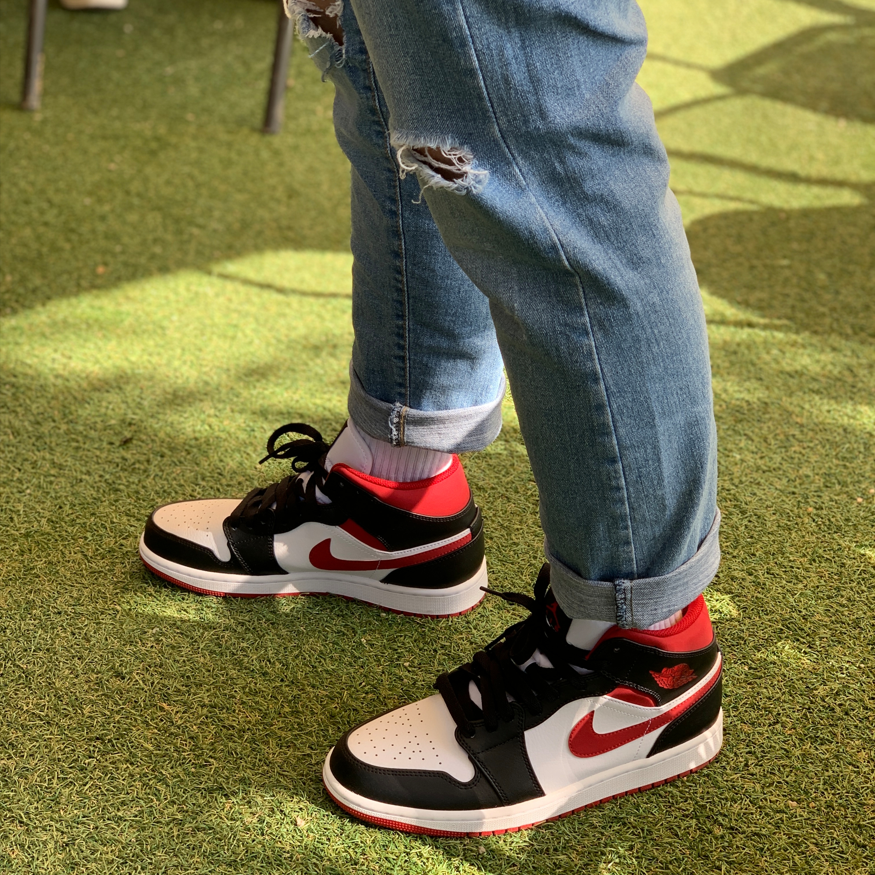 Jordan 1 Mid Gym Red Black White 착용 스타일 - 1