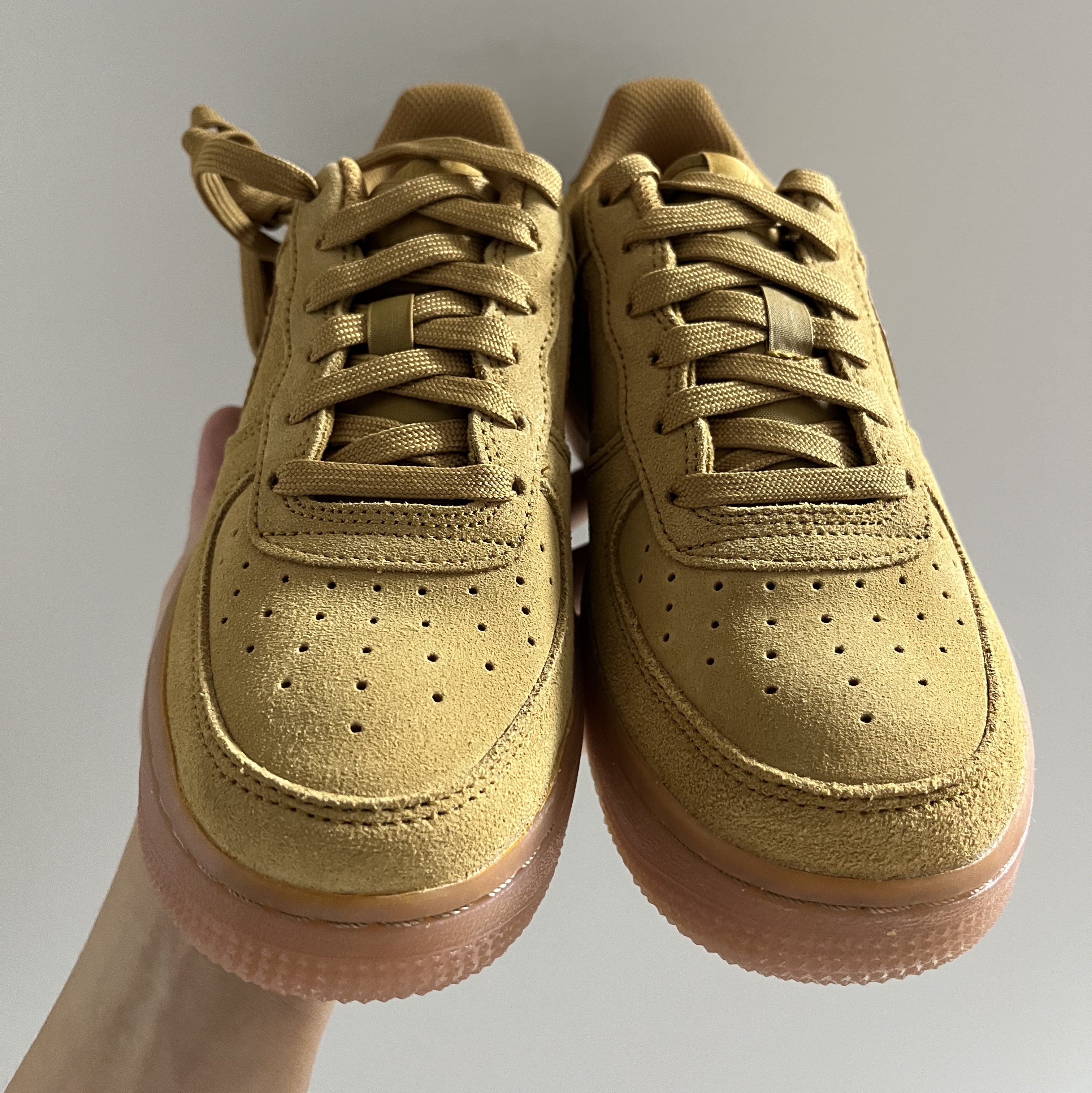 (GS) Nike Air Force 1 LV8 3 Wheat 착용 스타일 - 1