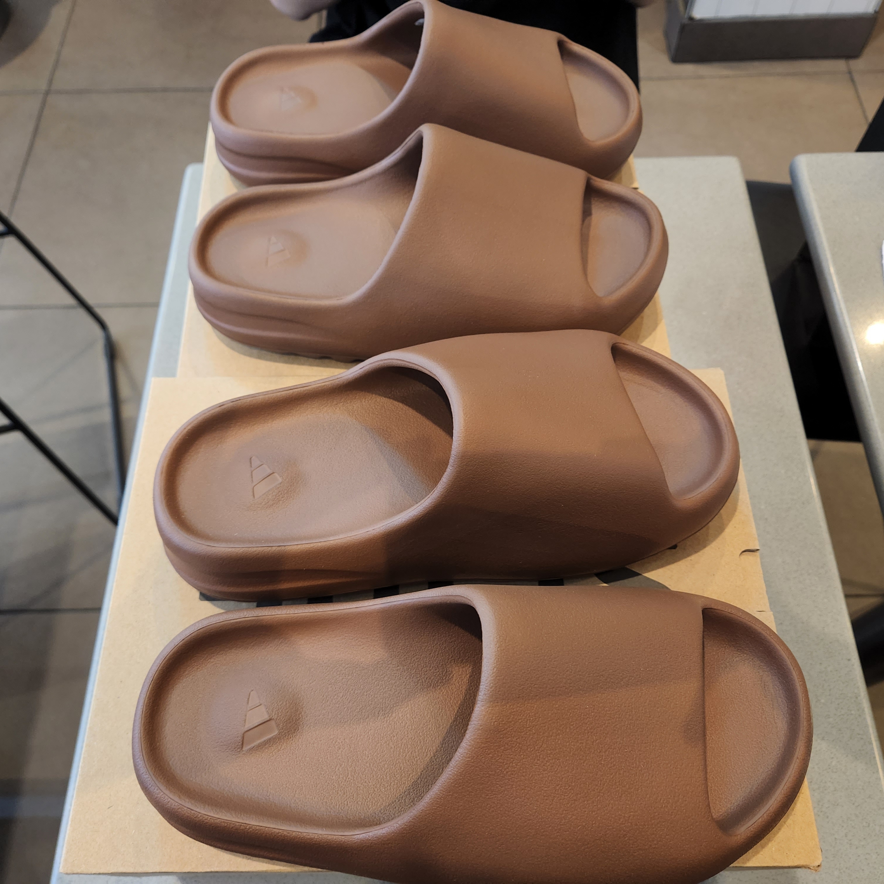Adidas Yeezy Slide Flax 착용 스타일