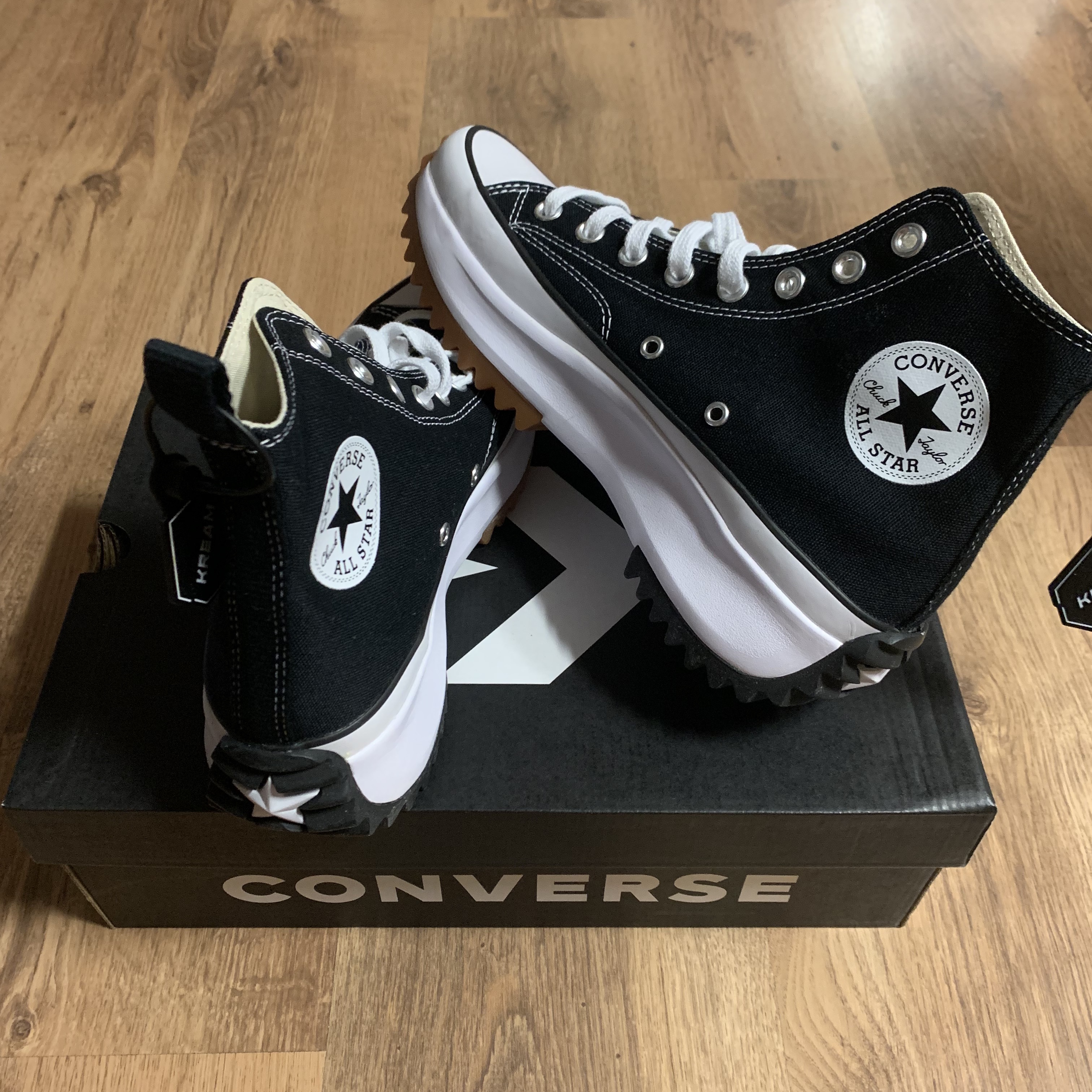 Converse Run Star Hike Hi Black White Gum 착용 스타일 - 3