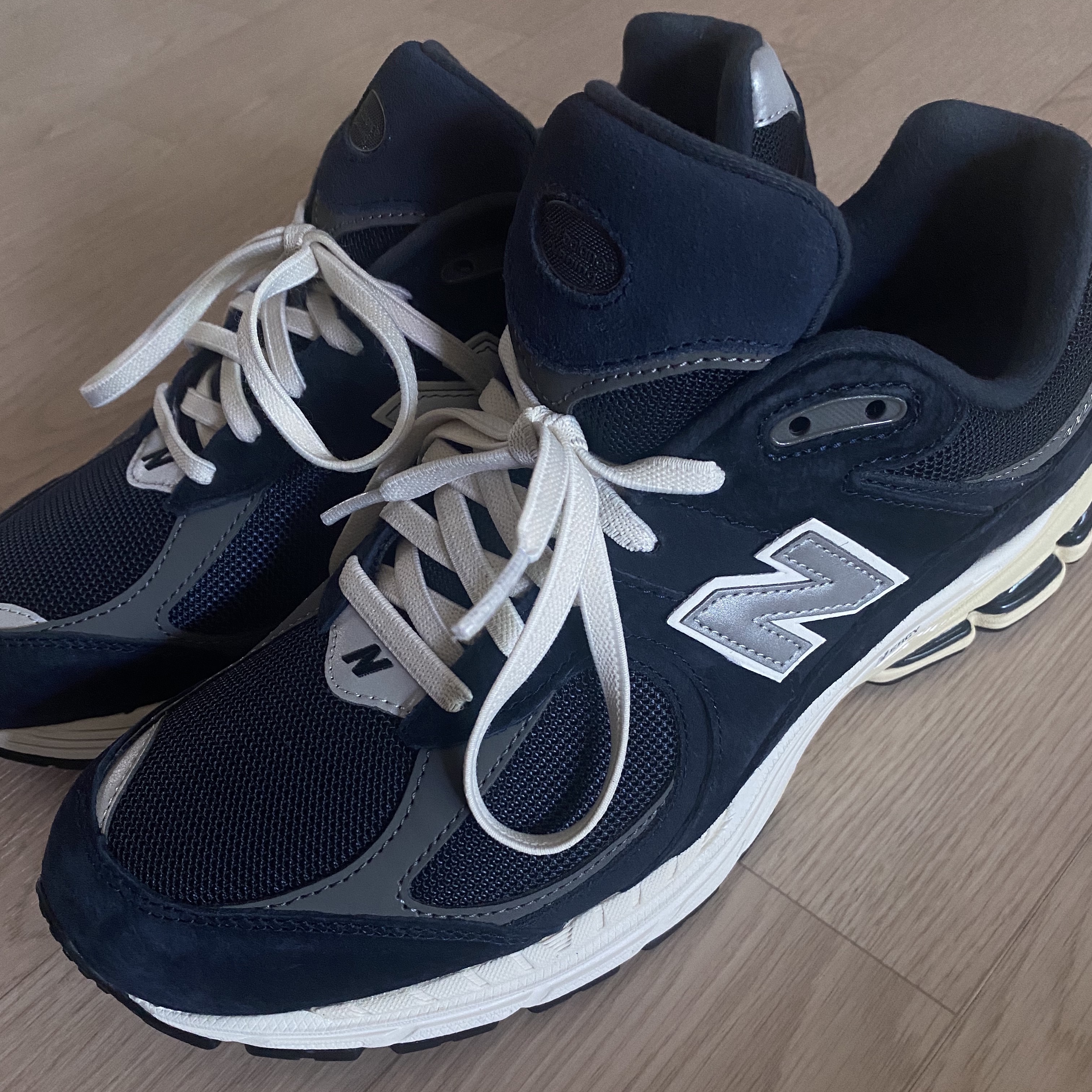 New Balance 2002R Eclipse Castlerock 착용 스타일 - 3