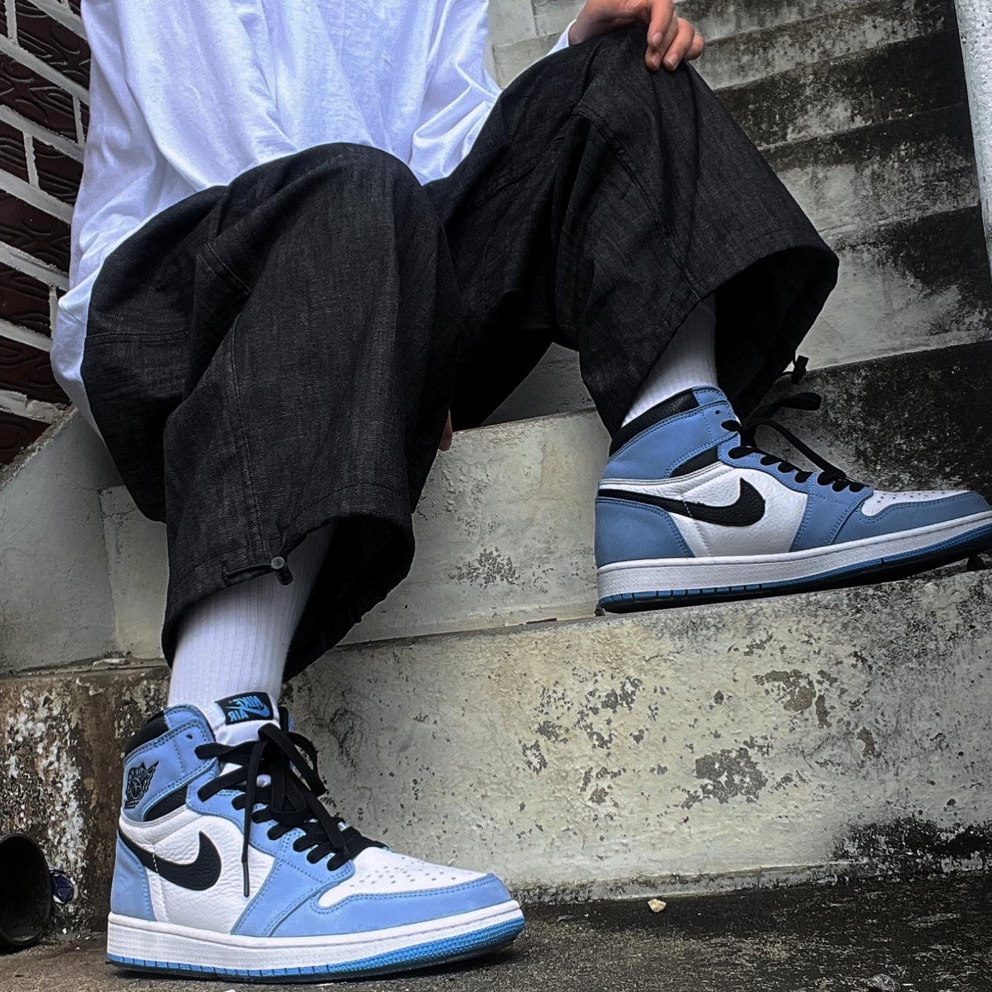 Jordan 1 Retro High OG University Blue 착용 스타일 - 1