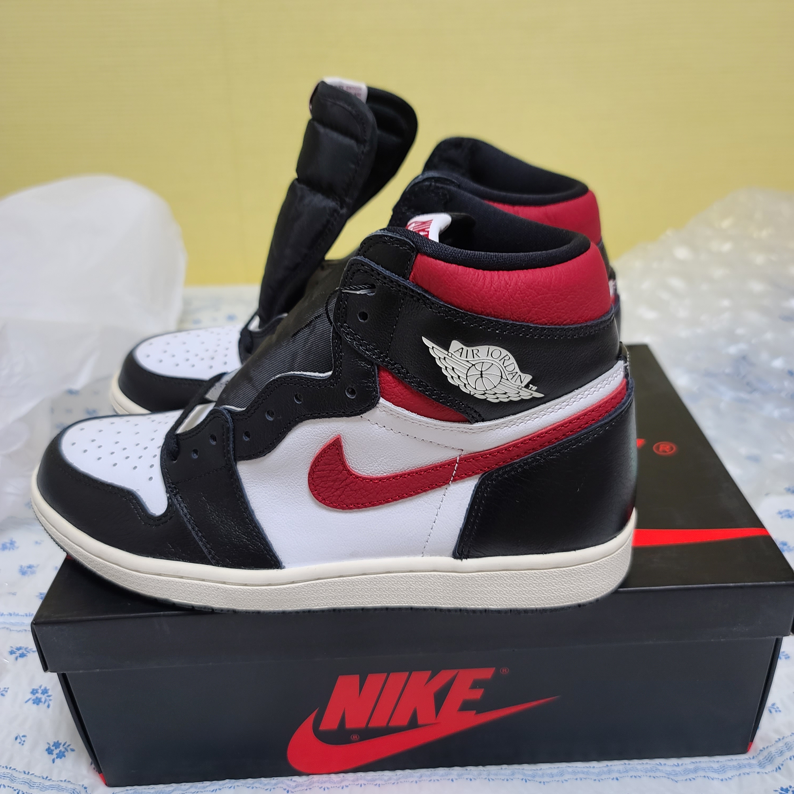 Jordan 1 Retro High OG Gym Red, Jordan 1 Mid Gym Red Black White 착용 스타일 - 1