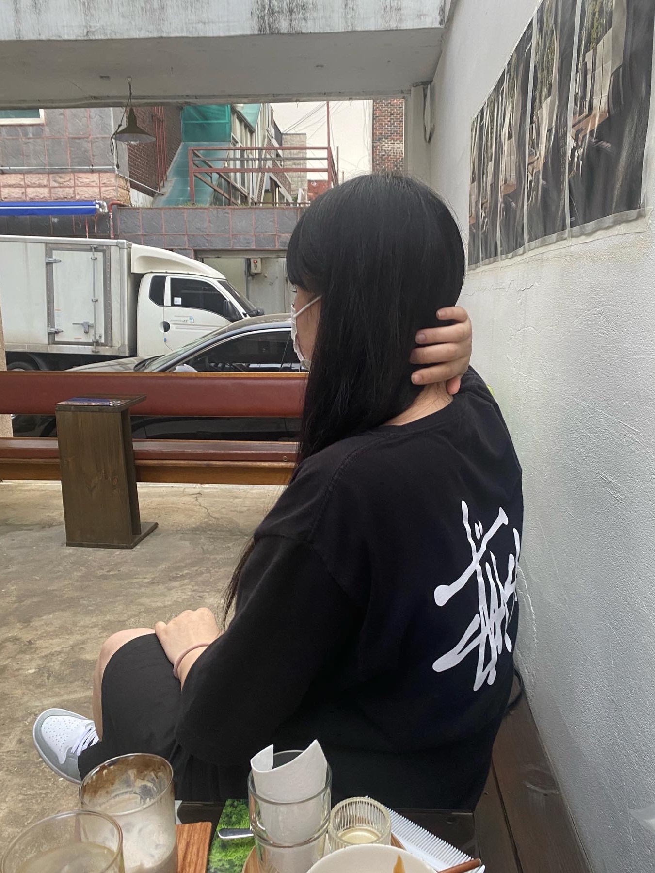 Stussy Basic Stussy Pigment Dyed T-Shirt Black 2022, Jordan 1 Mid Light Smoke Grey Anthracite 착용 스타일 - 3