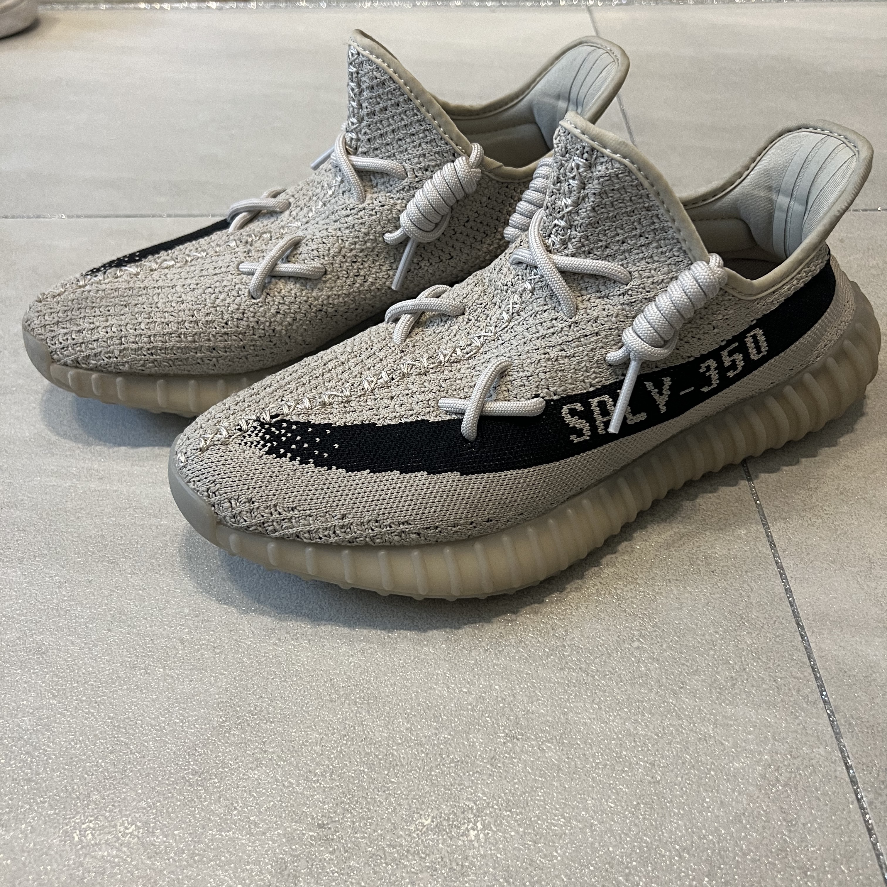 Adidas Yeezy Boost 350 V2 Slate Core Black 2022/2023 착용 스타일