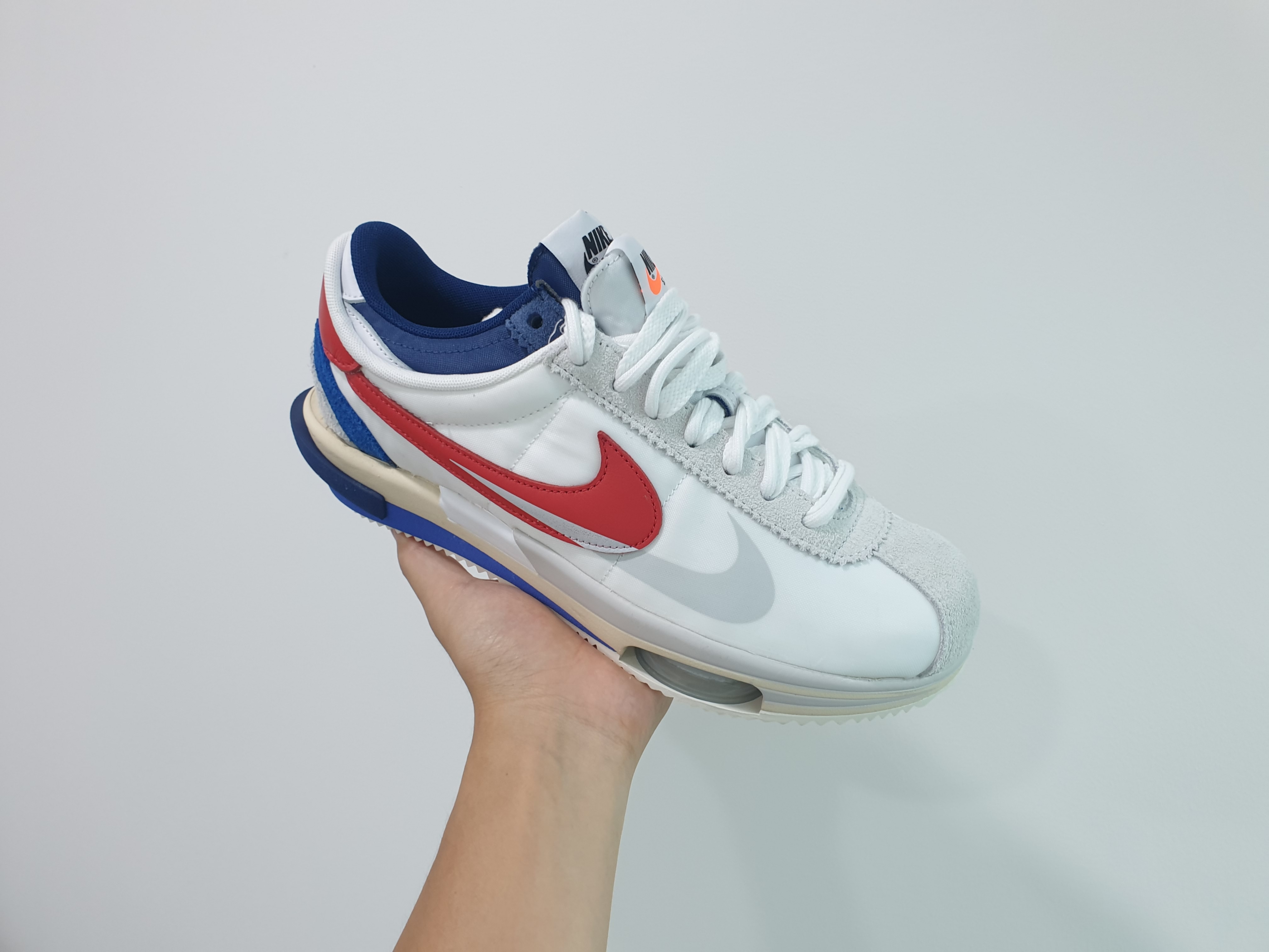 Nike x Sacai Zoom Cortez SP White and University Red 착용 스타일 - 2