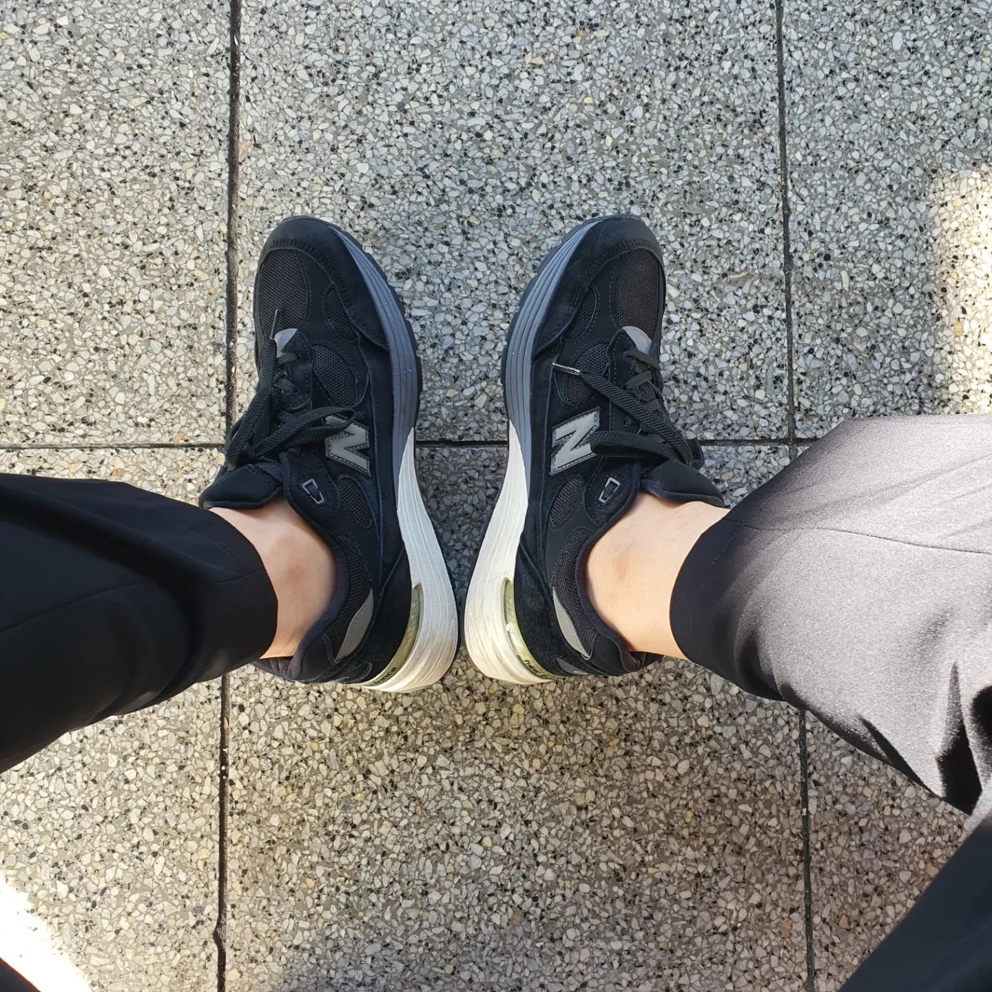 New Balance 992 Made in USA Black 착용 스타일 - 2