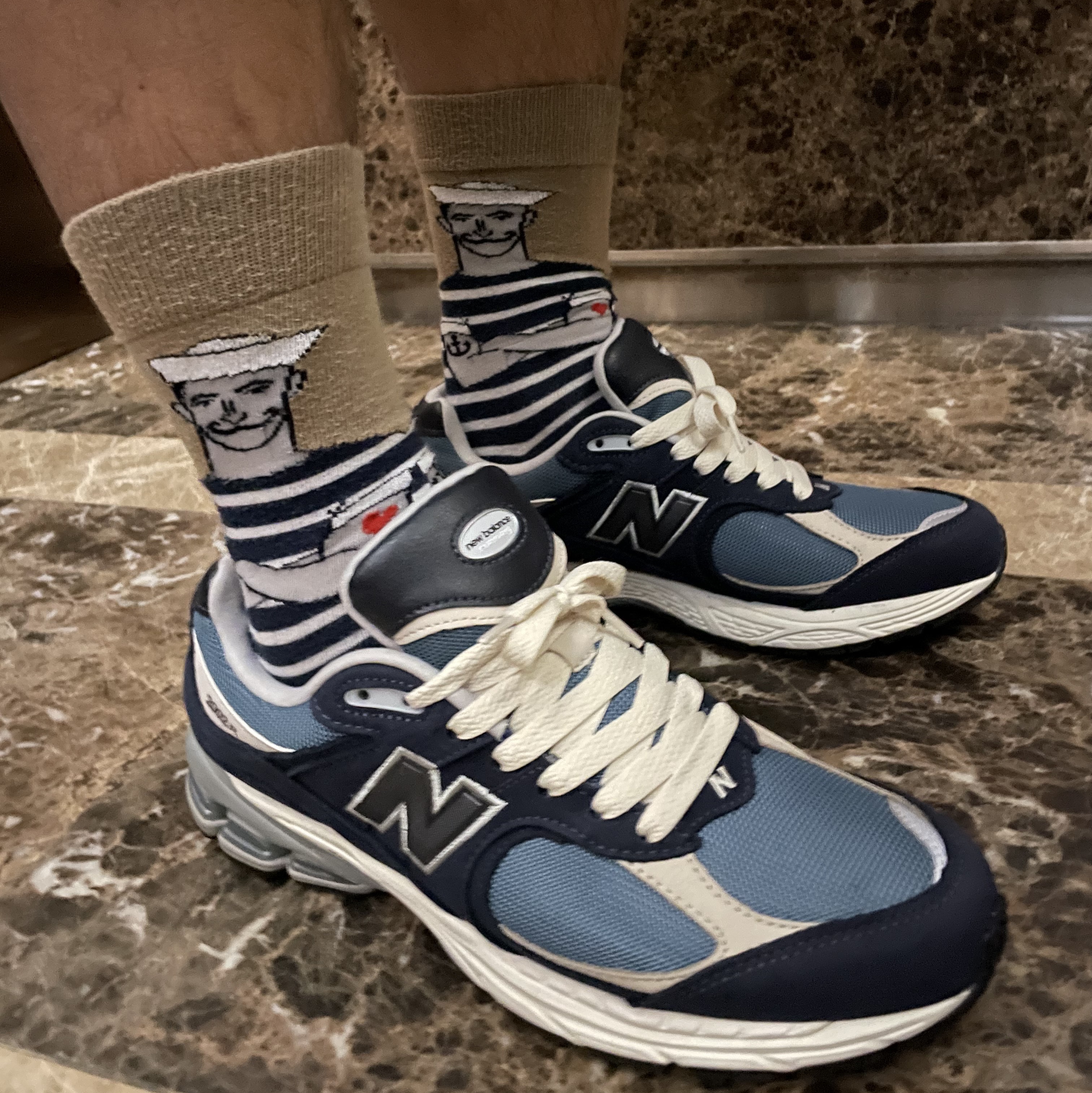 New Balance 2002R Dark Navy 착용 스타일 - 2