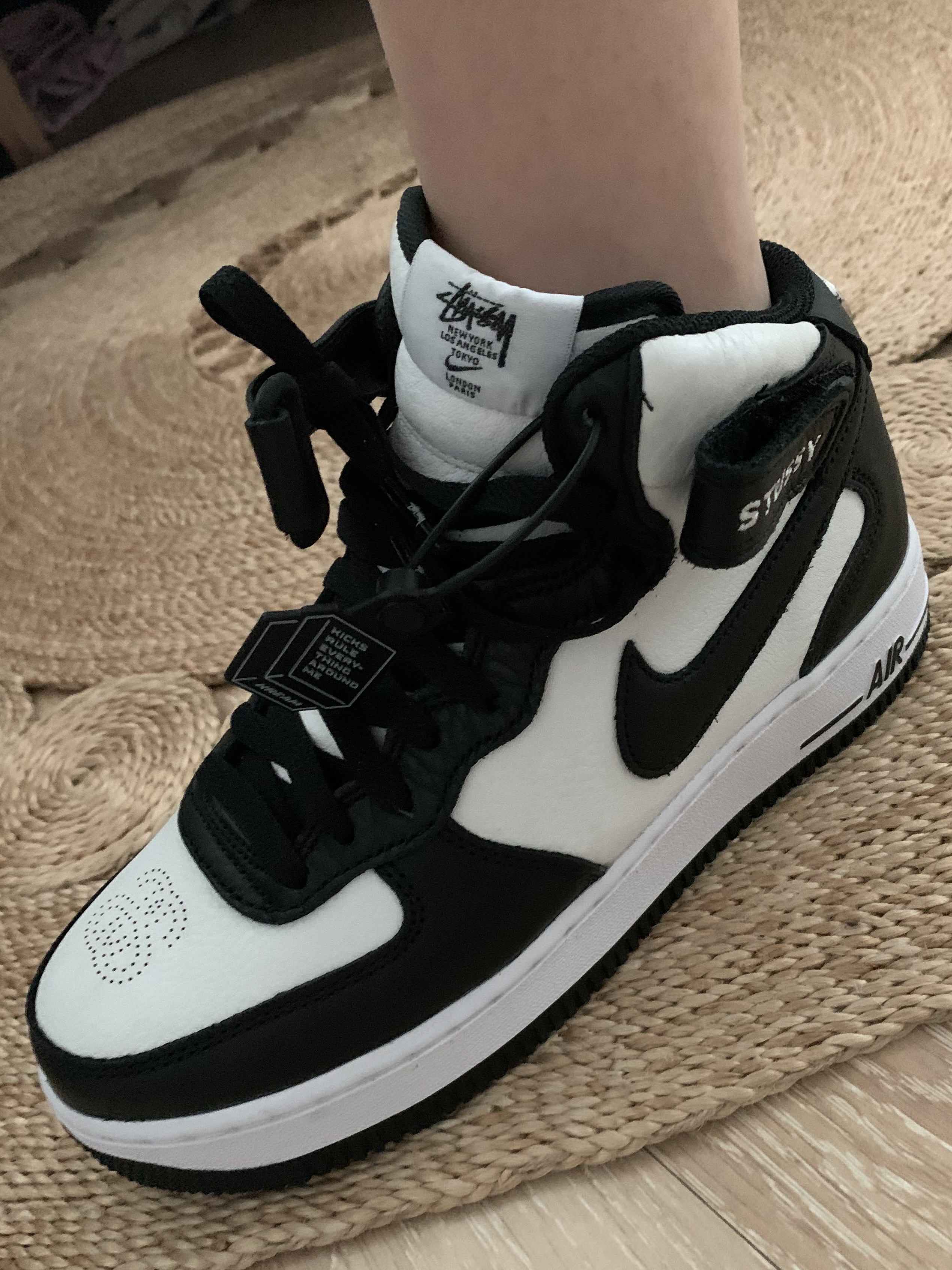 Nike x Stussy Air Force 1 '07 Mid SP Black and Light Bone 착용 스타일