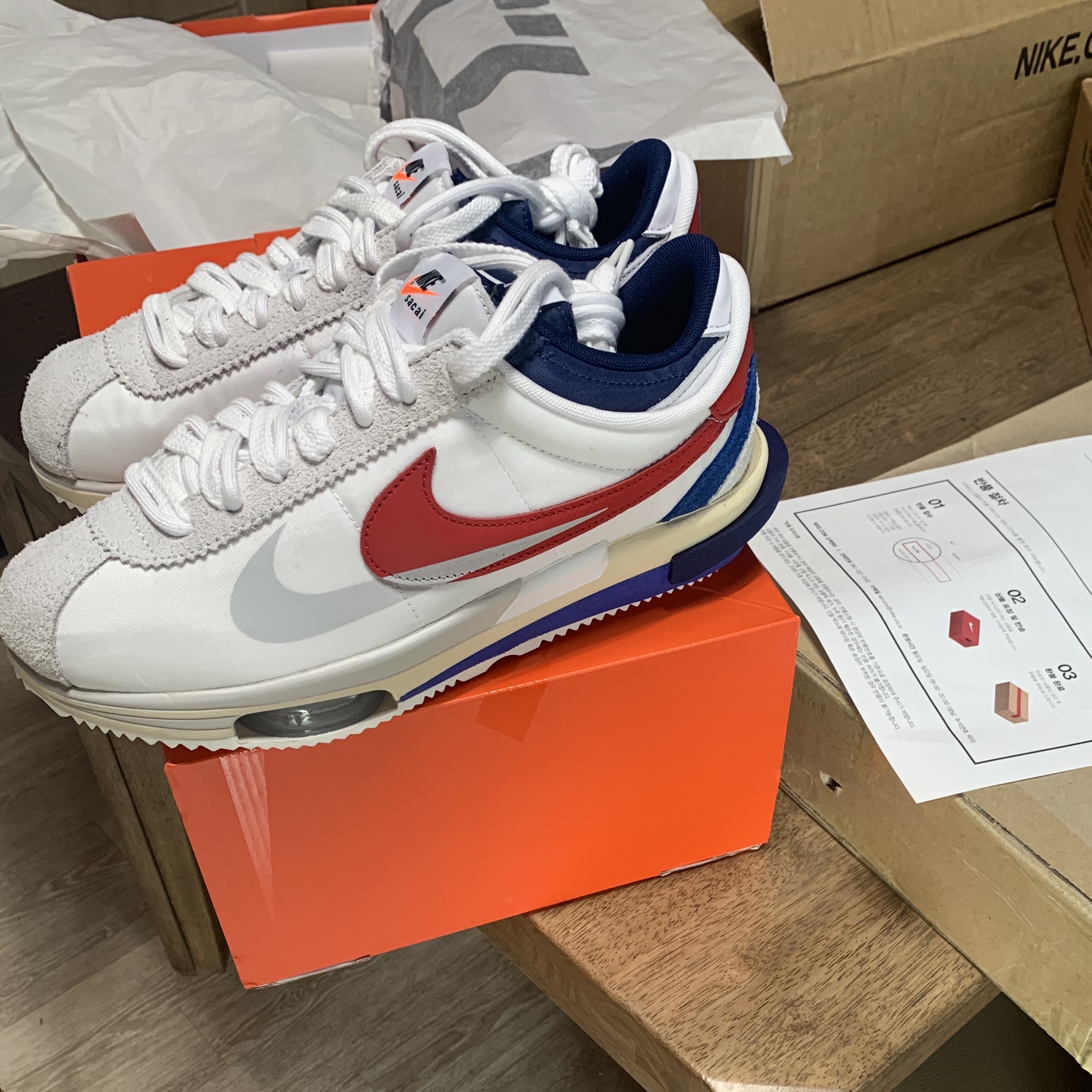 Nike x Sacai Zoom Cortez SP White and University Red 착용 스타일