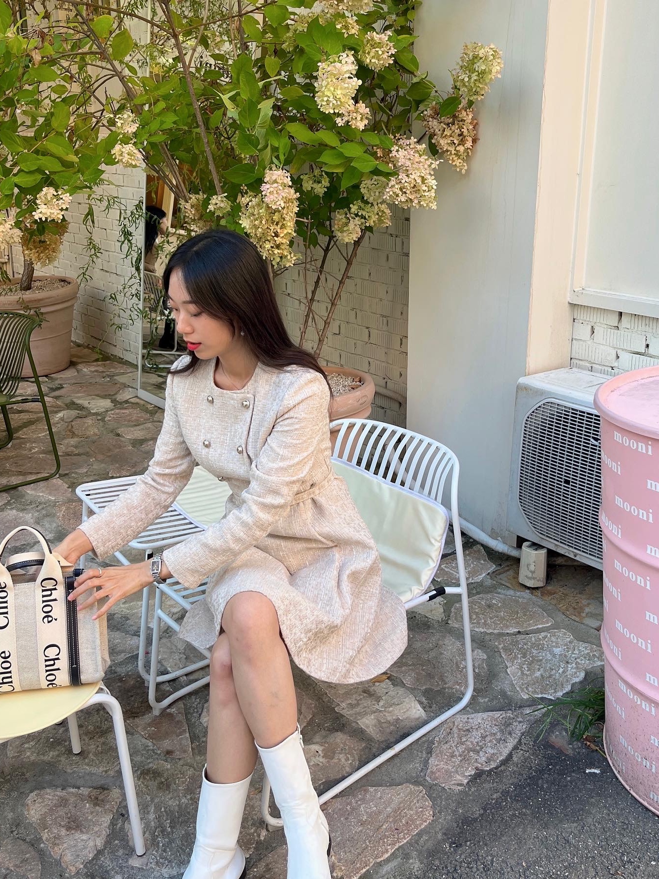 Chloe Woody Small Tote Bag Navy 착용 스타일 - 3