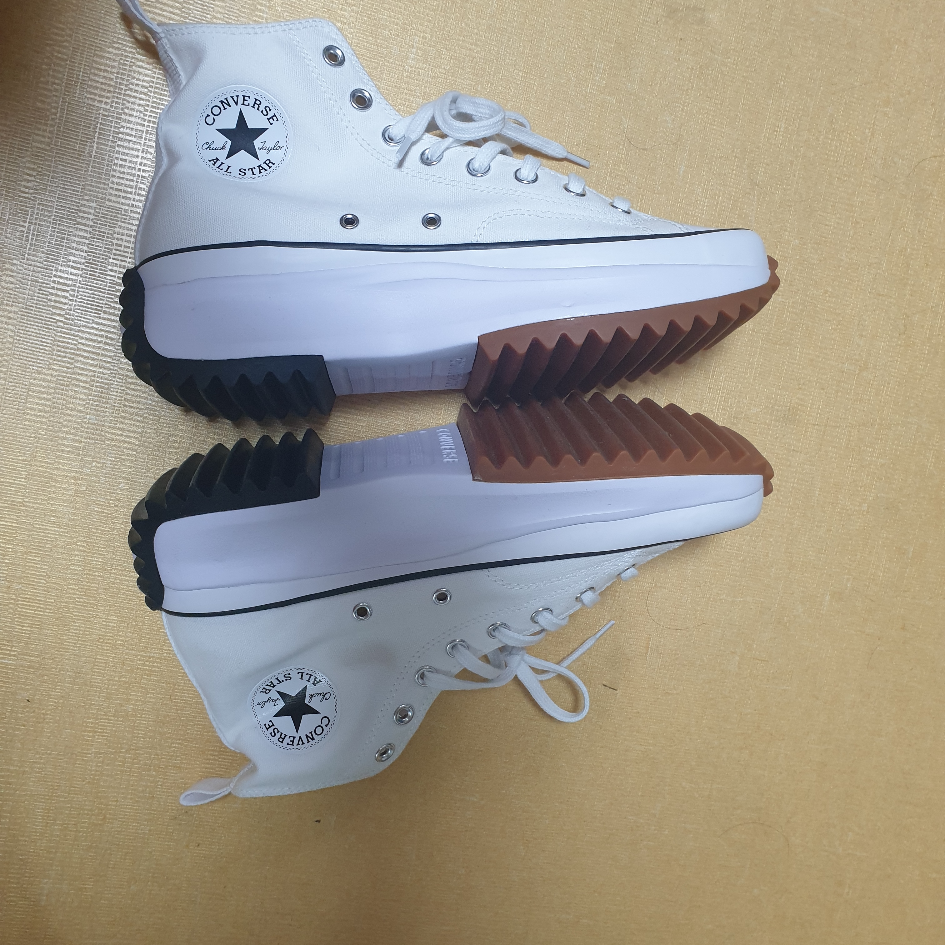 Converse Run Star Hike Hi White Black Gum 착용 스타일