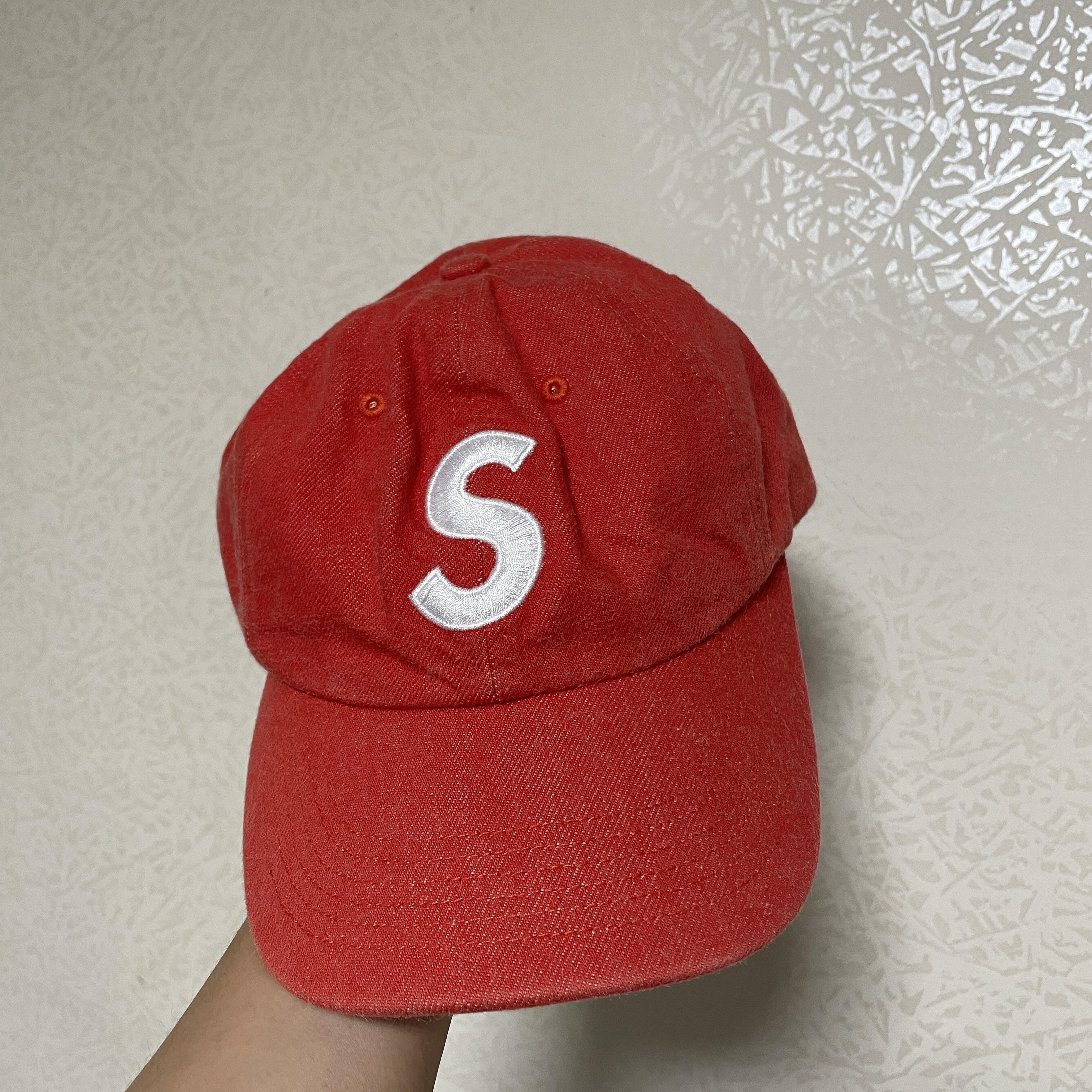 Supreme Kevlar Denim S Logo 6-Panel Red - 22SS 착용 스타일