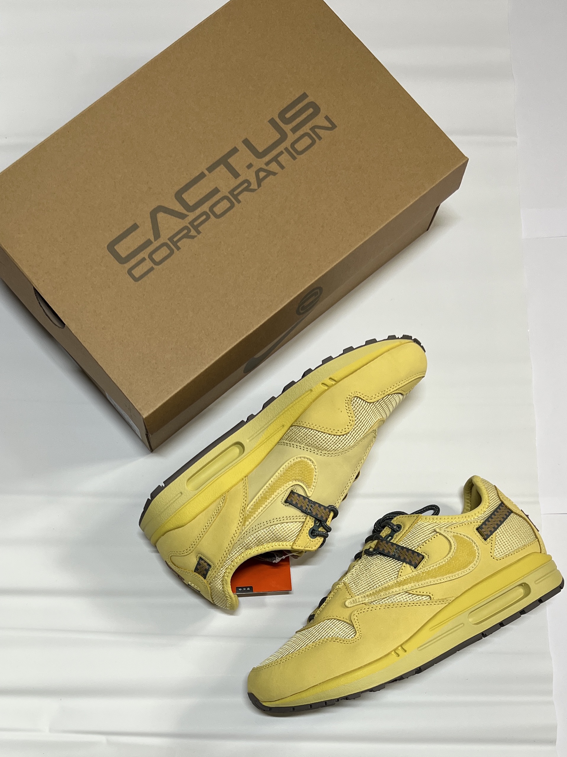 Nike x Travis Scott Air Max 1 Cact.us Gold 착용 스타일