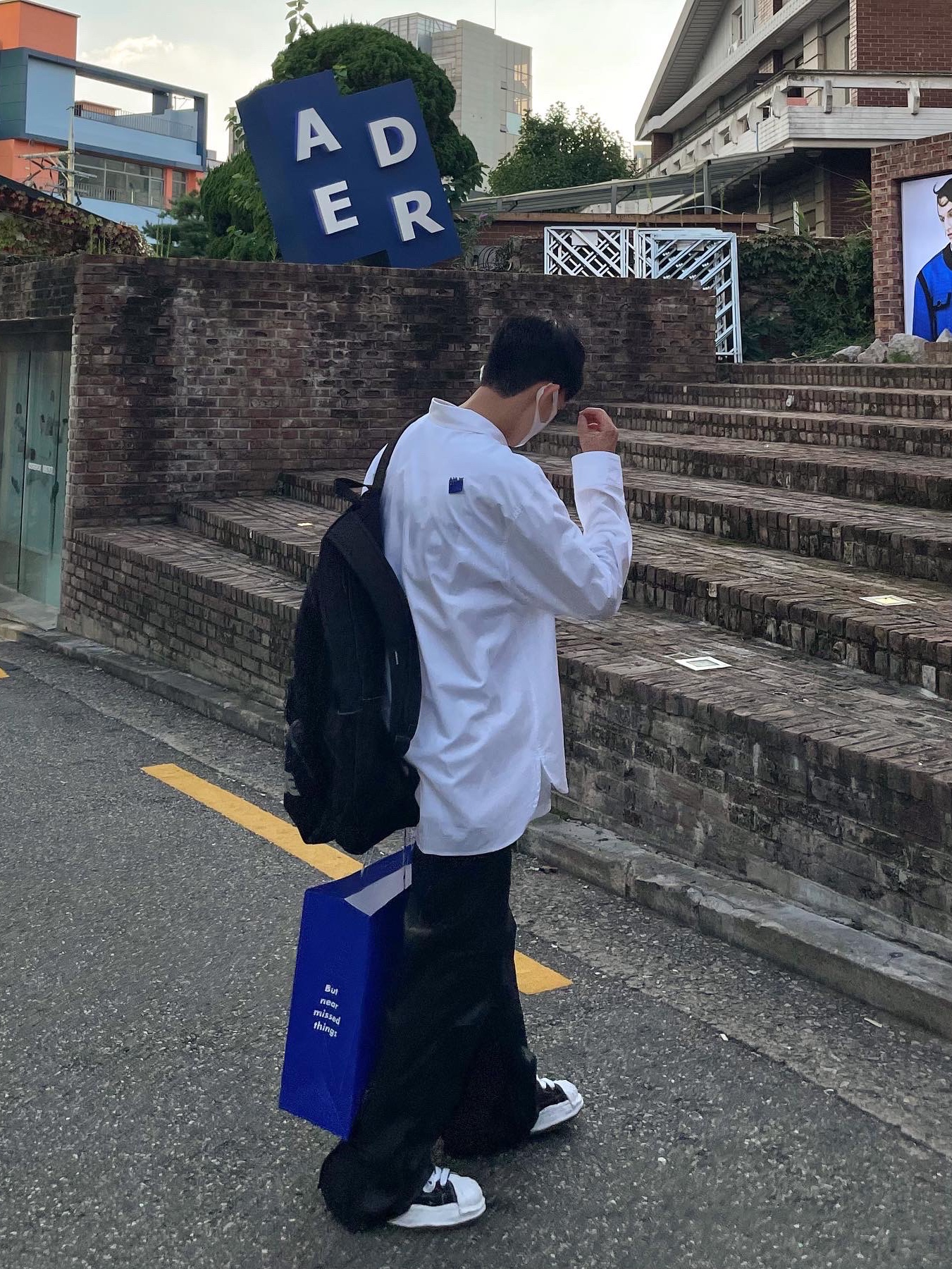 Zara x Ader Error Oversized Shirt White, Maison Mihara Yasuhiro Blakey OG Sole Canvas Low-top Sneakers Black White 착용 스타일 - 2