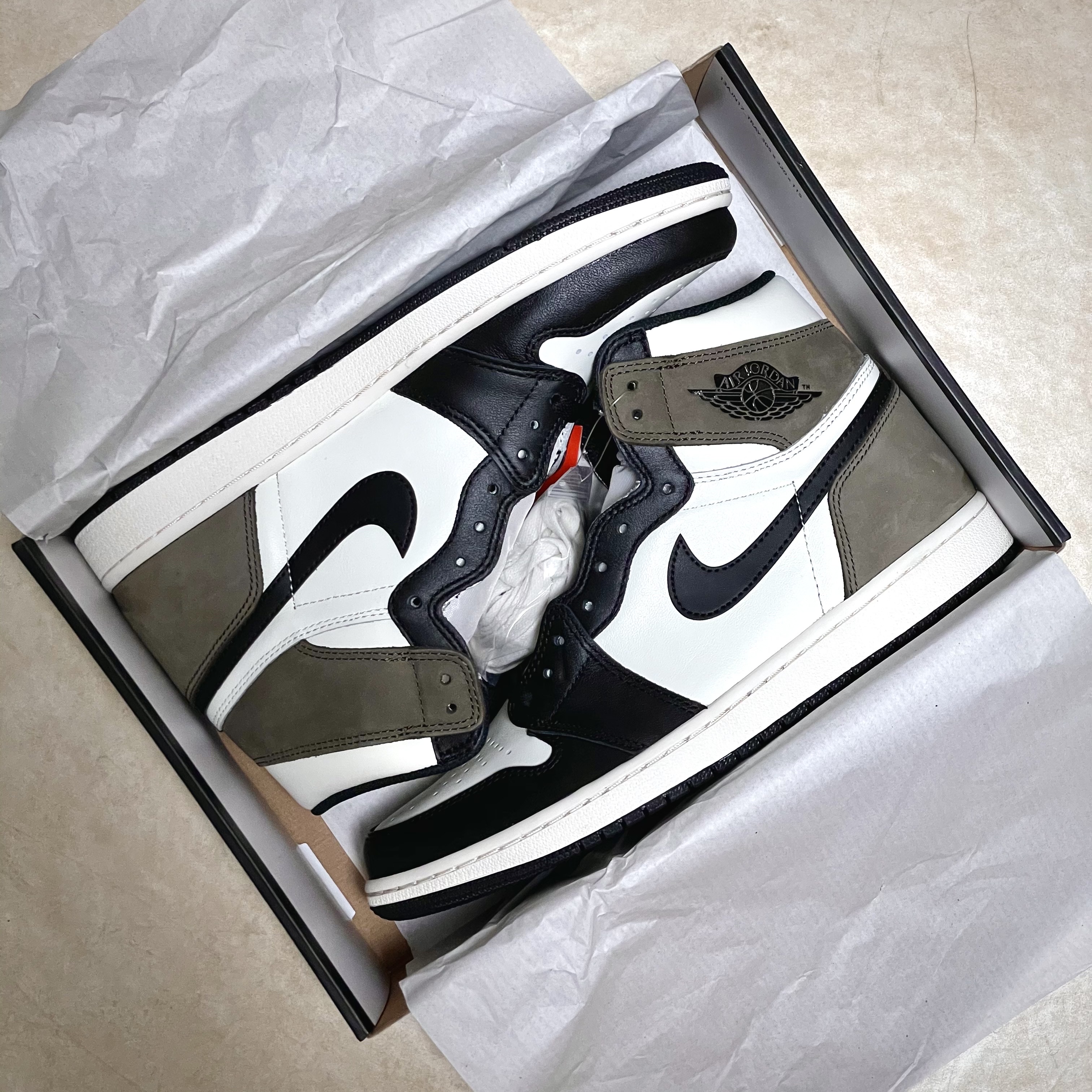 Jordan 1 Retro High OG Black Mocha 착용 스타일 - 2