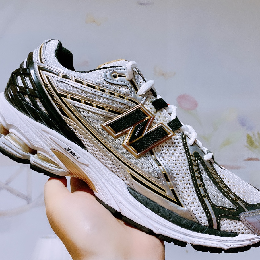 New Balance 1906R White Gold 착용 스타일 - 1