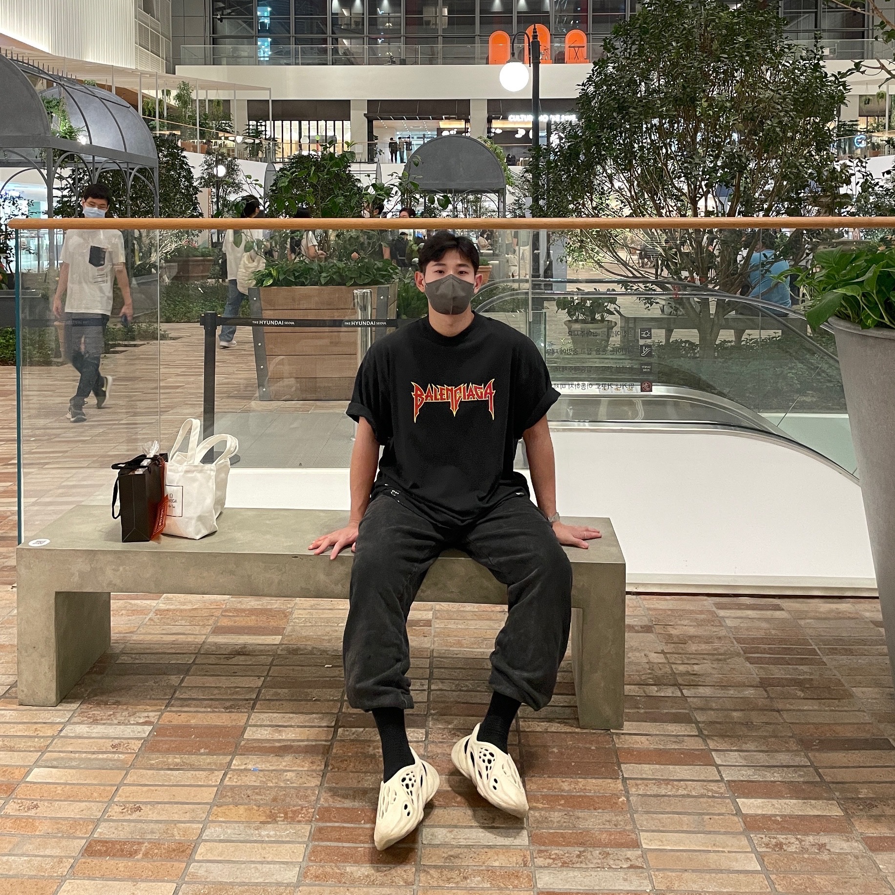 Balenciaga Metal Oversized Fit T-Shirt Black Vintage, Adidas Yeezy Foam RNNR Ararat 착용 스타일