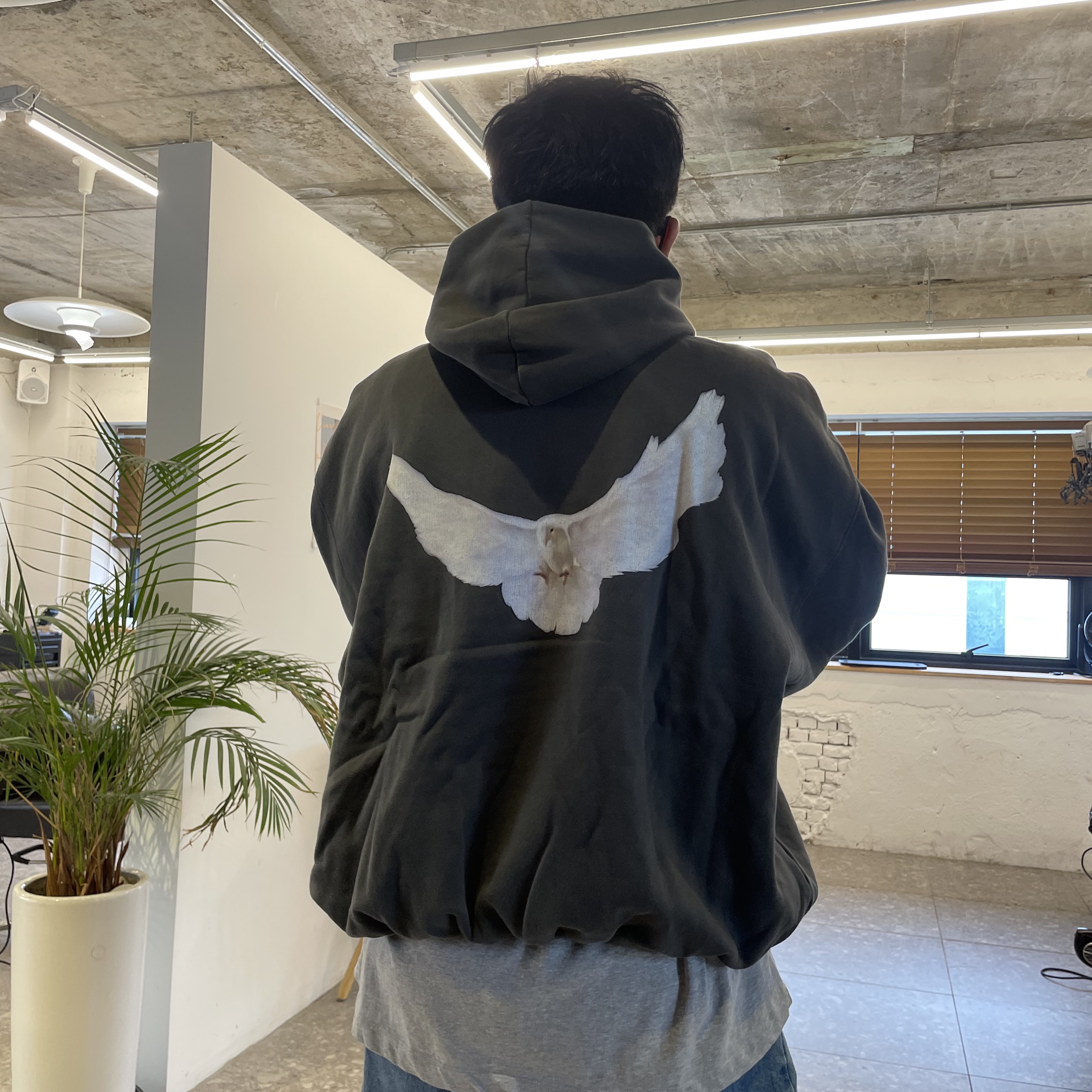 Yeezy Gap Engineered By Balenciaga Dove Hoodie Black 착용 스타일 - 4