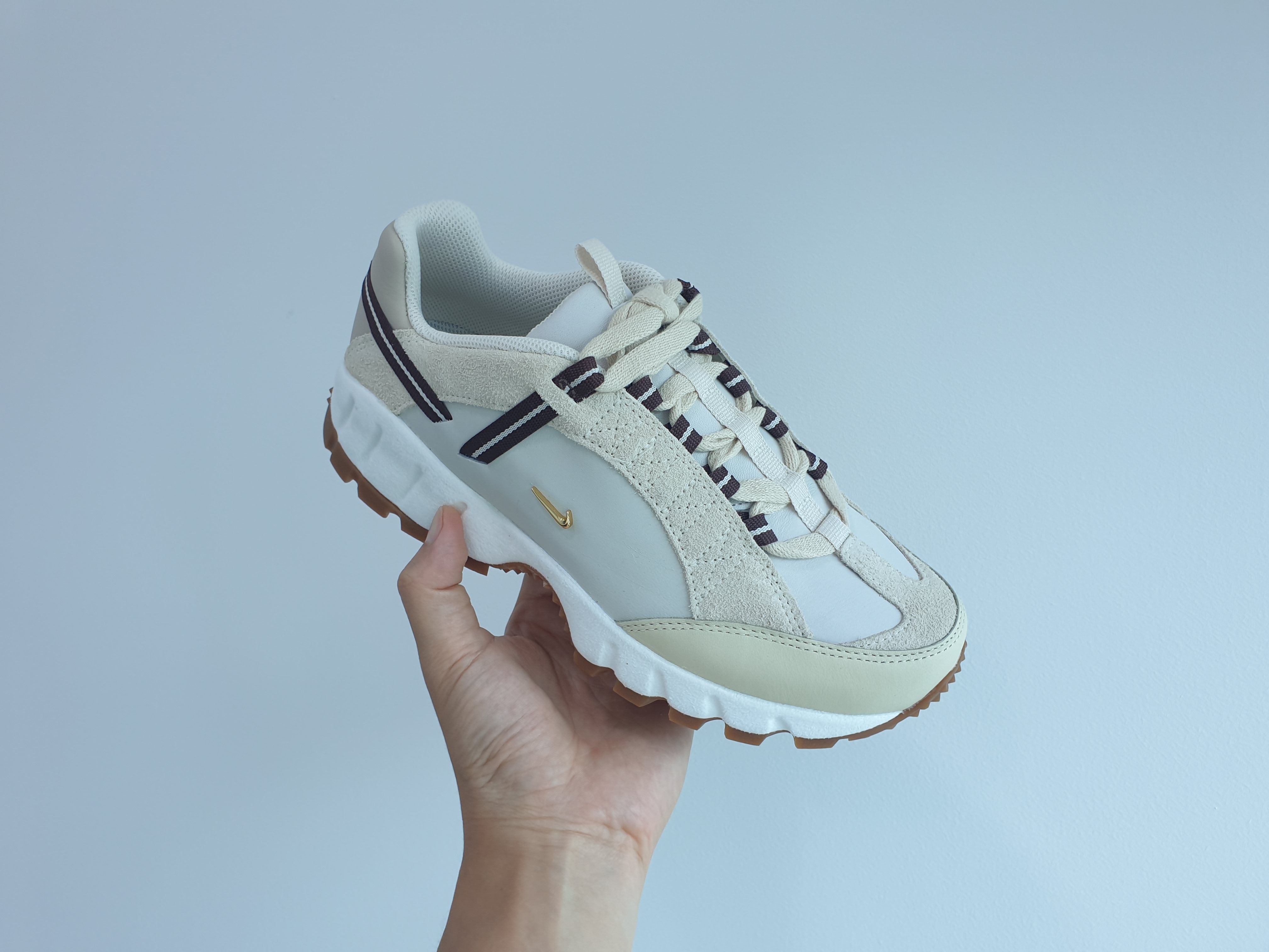 Nike x Jacquemus Air Humara LX Light Bone and Gold 착용 스타일 - 1