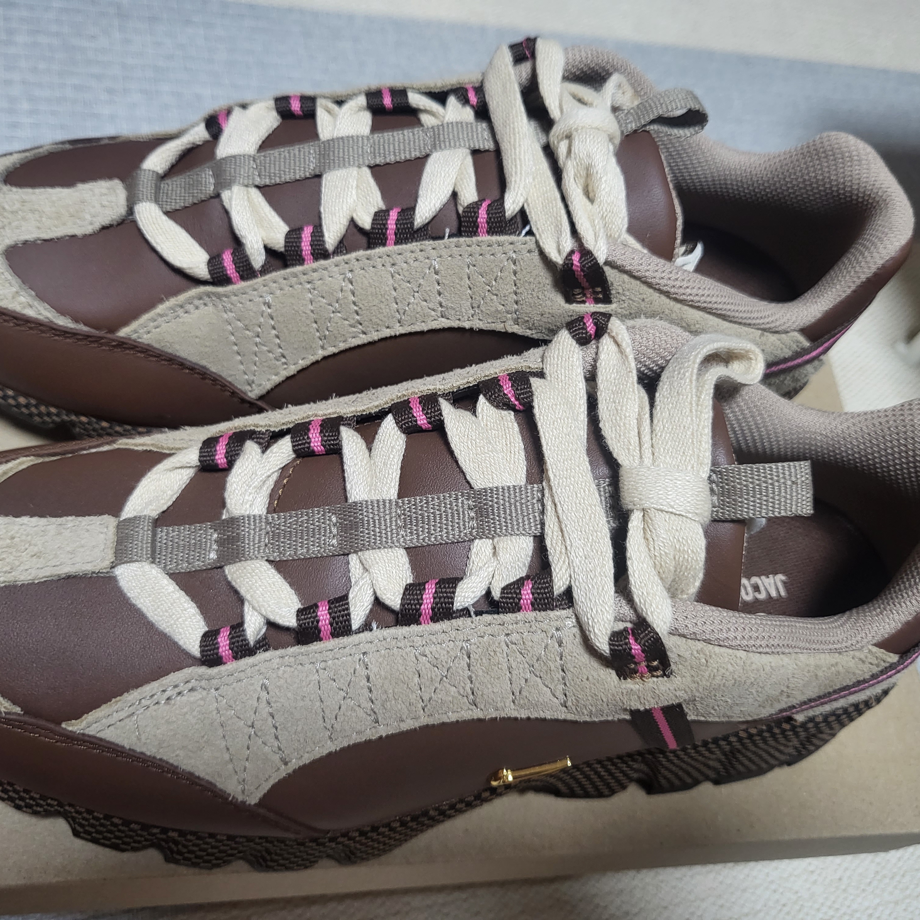 Nike x Jacquemus Air Humara LX Ale Brown and Gold 착용 스타일 - 2