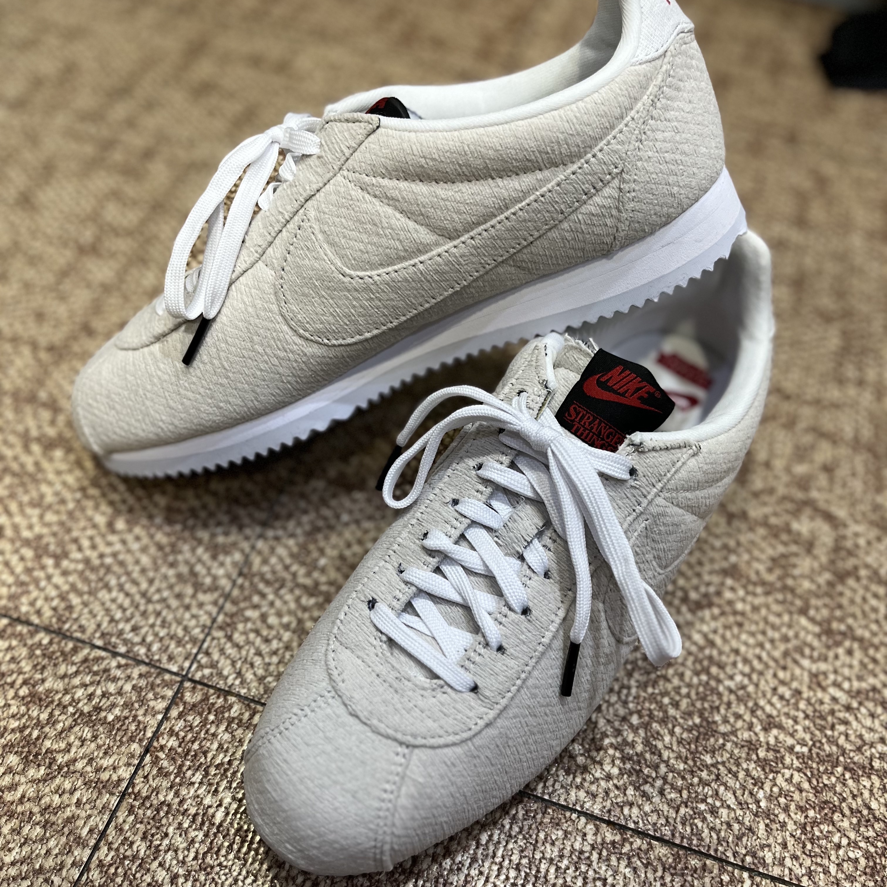 Nike x Stranger Things Classic Cortez Sail Upside Down Pack 착용 스타일