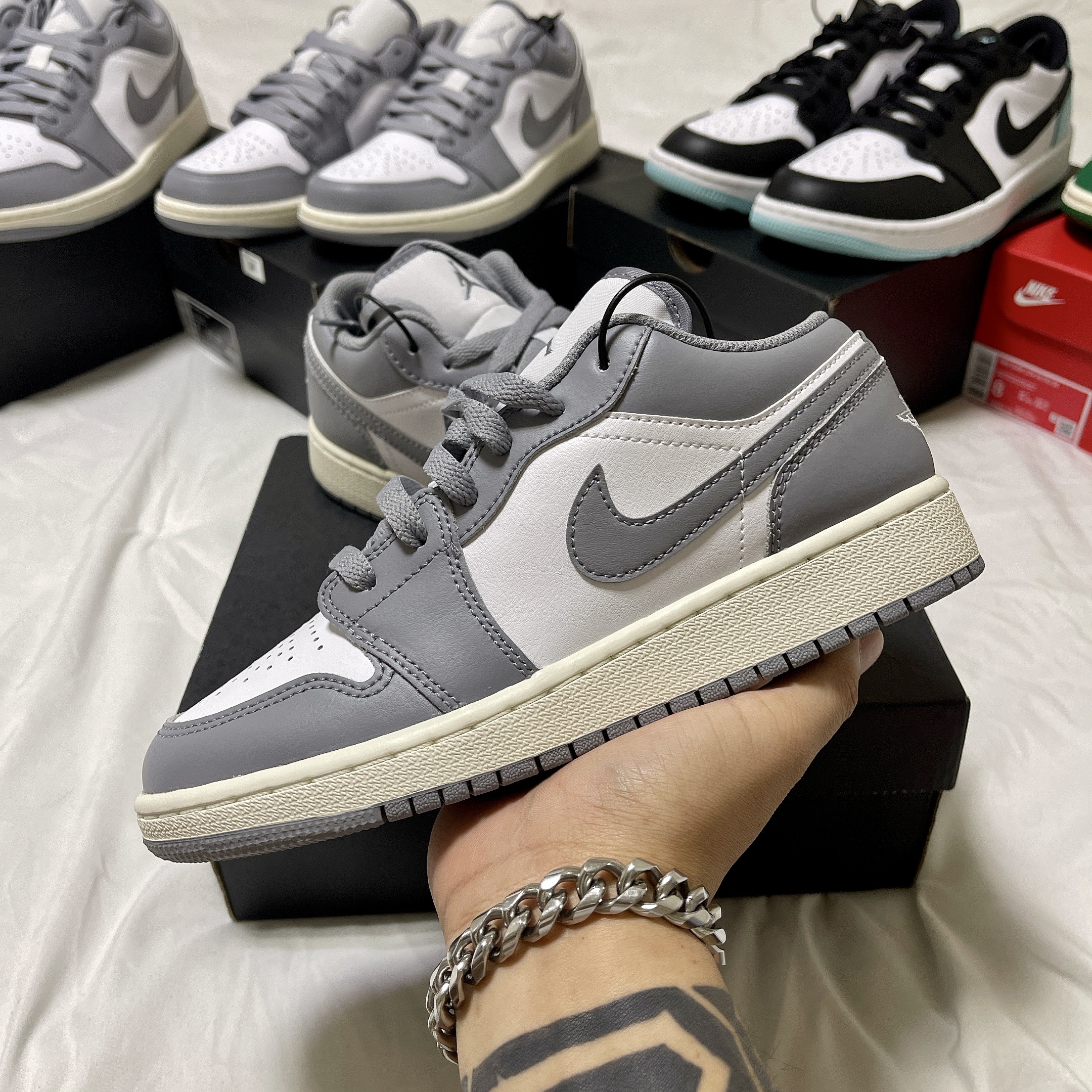 Jordan 1 Low Stealth and White 착용 스타일