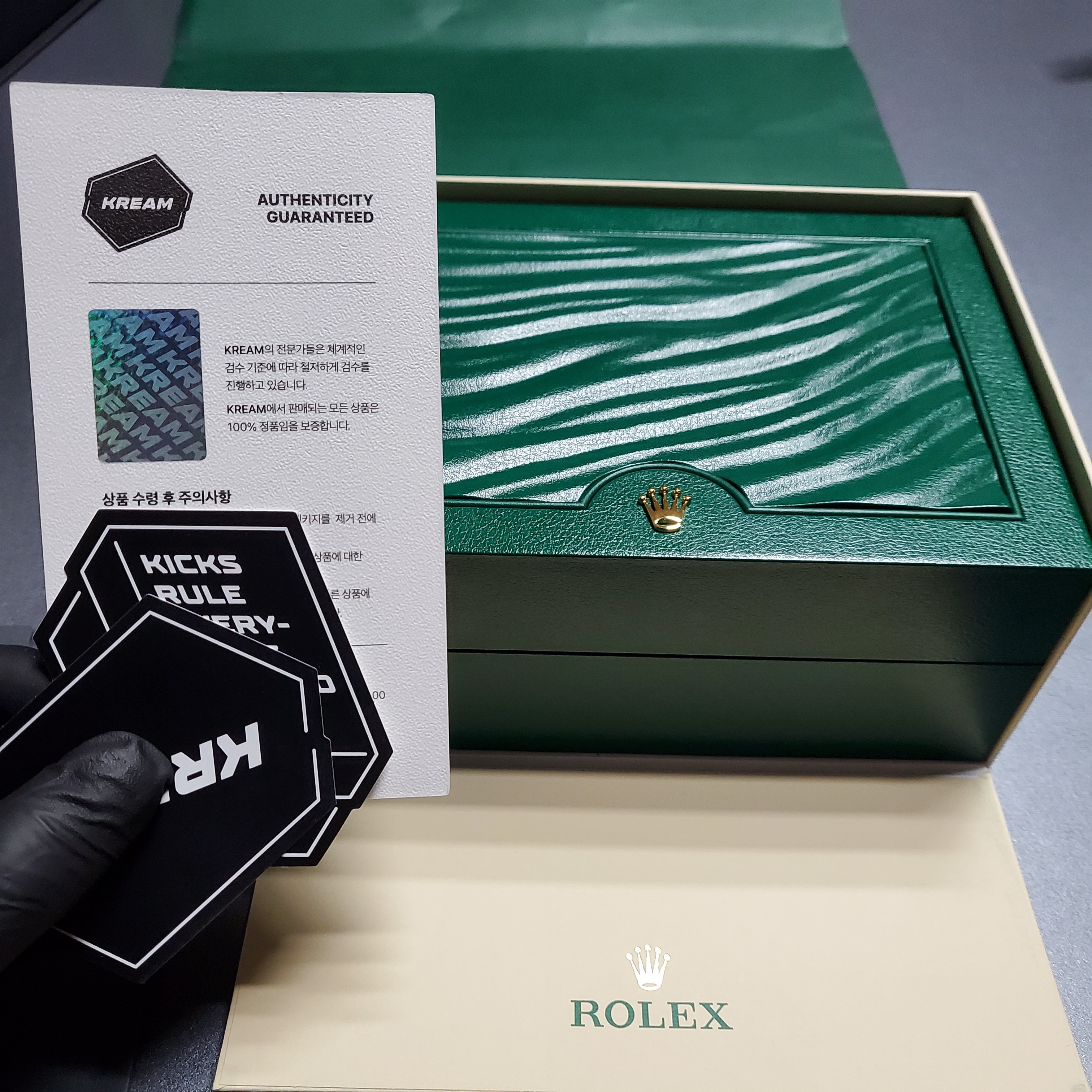 Rolex Submariner 41mm 124060 Black Oyster 착용 스타일 - 2
