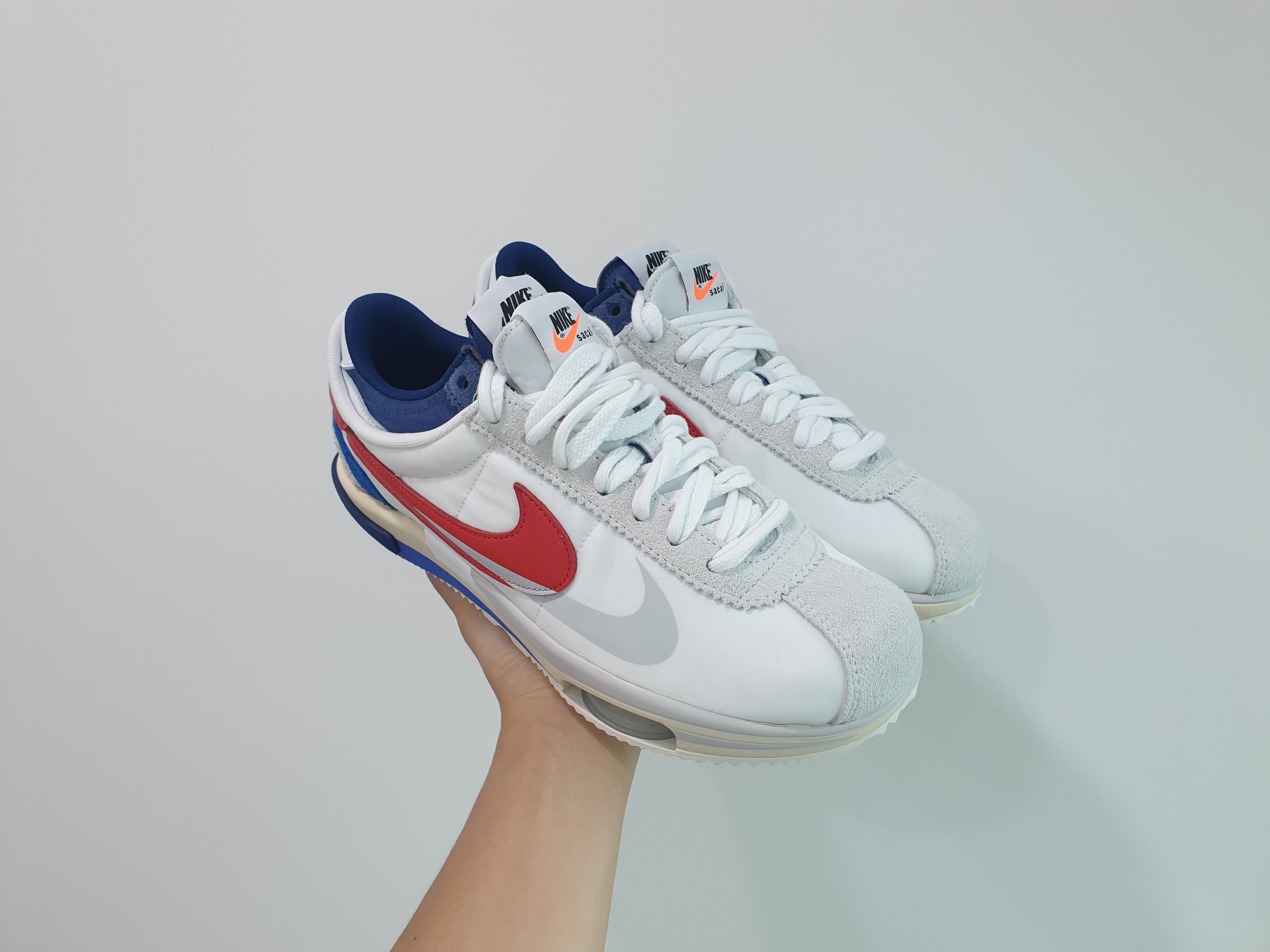 Nike x Sacai Zoom Cortez SP White and University Red 착용 스타일 - 3