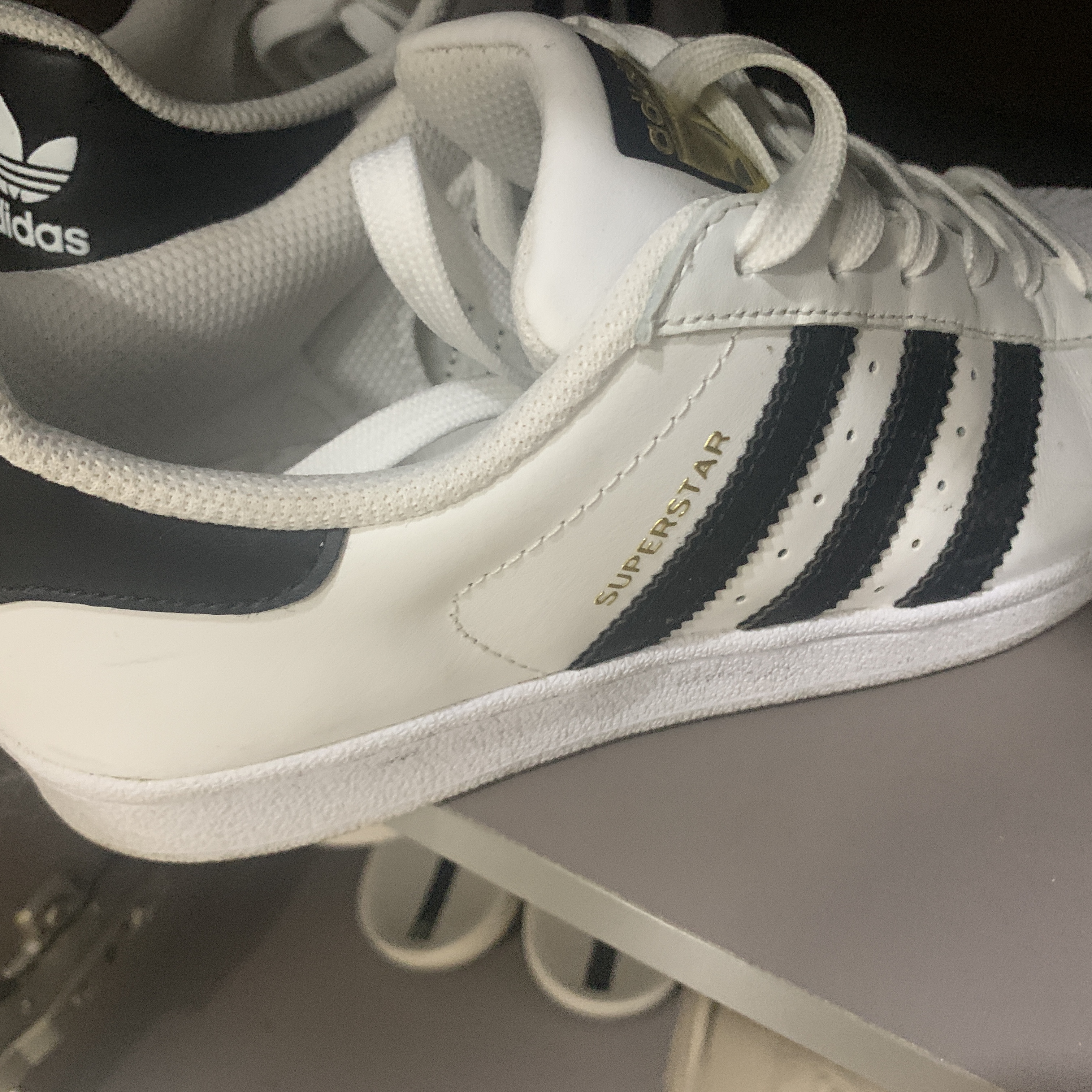 Adidas Superstar White Black 착용 스타일