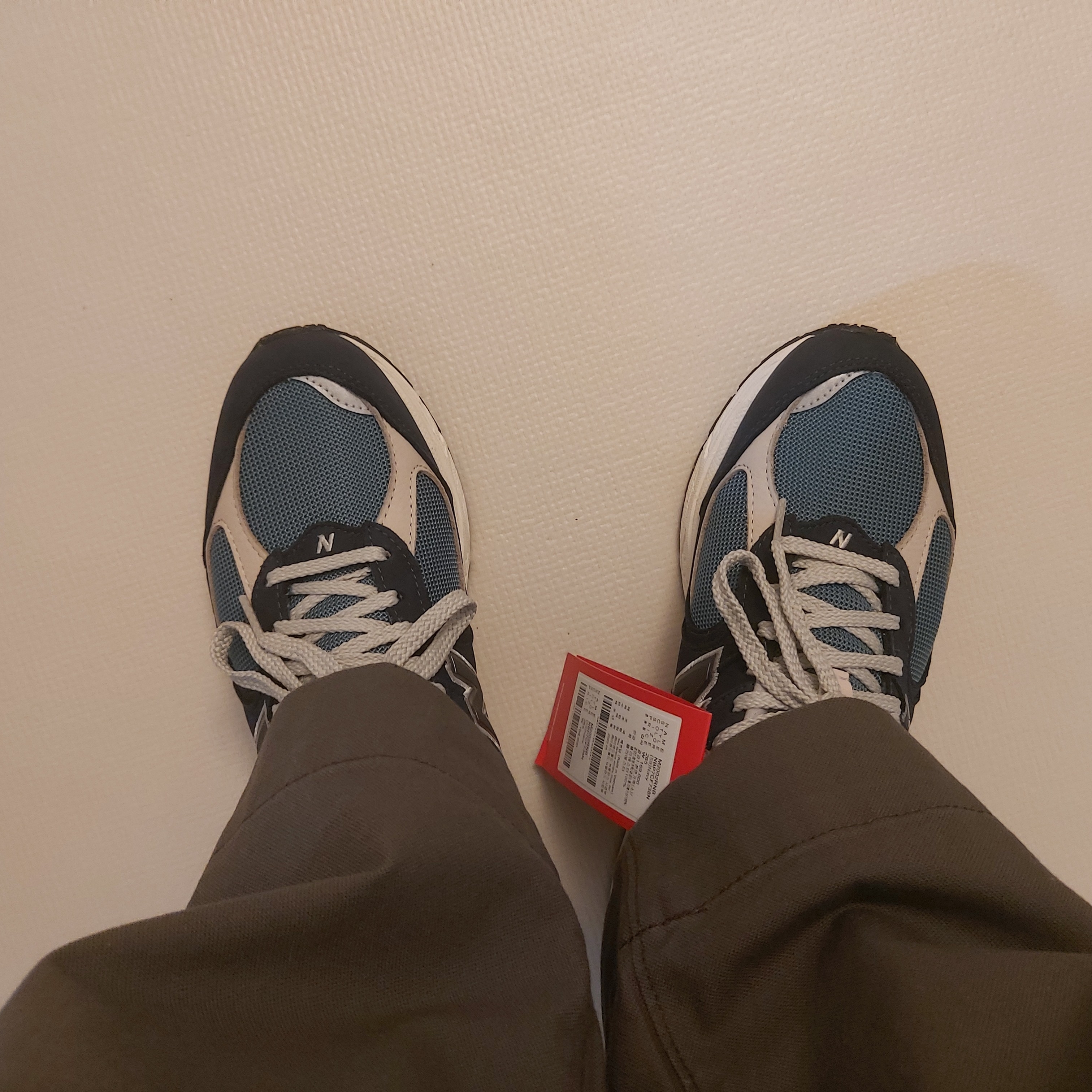 New Balance 2002R Dark Navy 착용 스타일 - 1